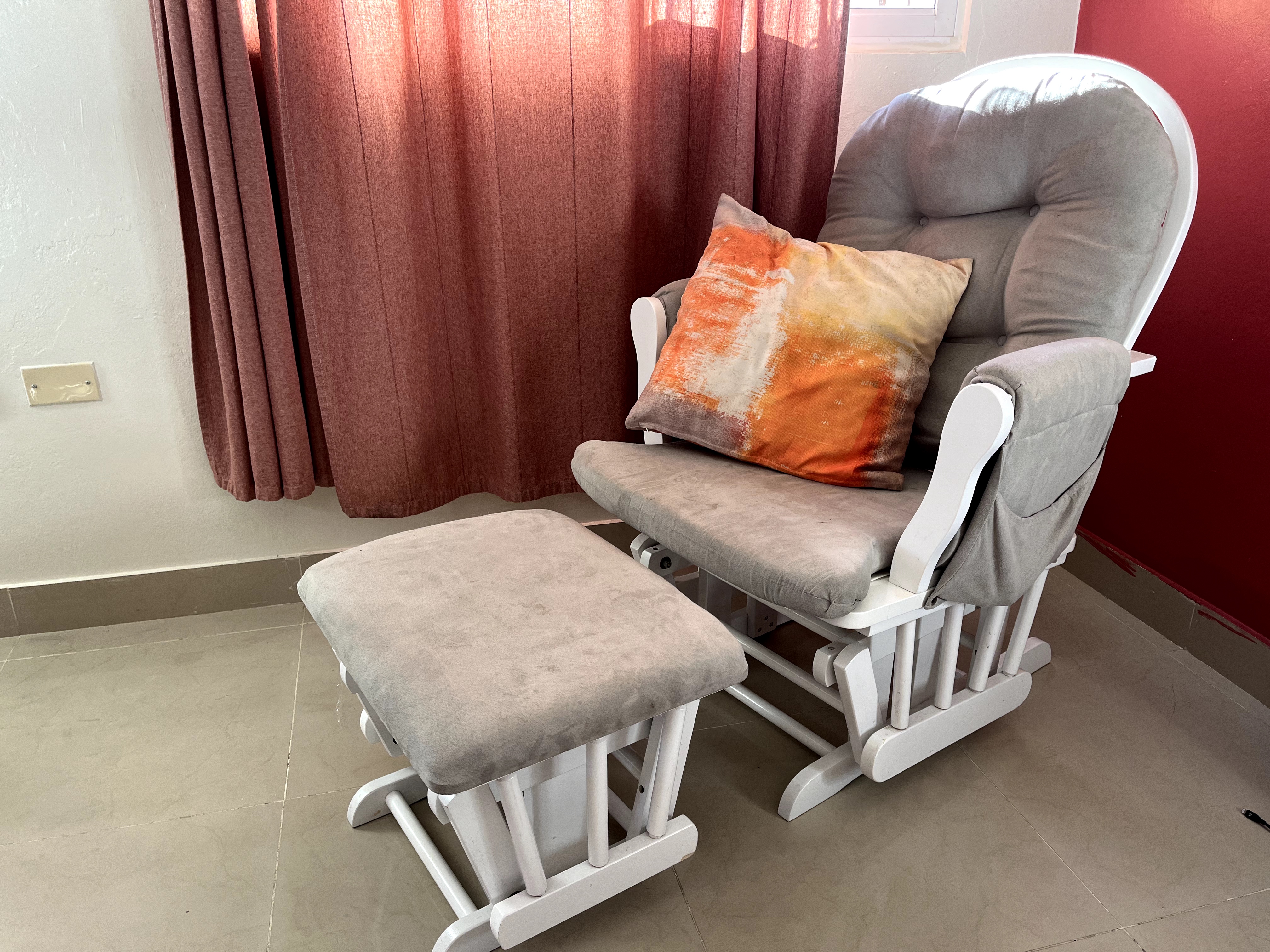muebles - Mecedora con posapies  1