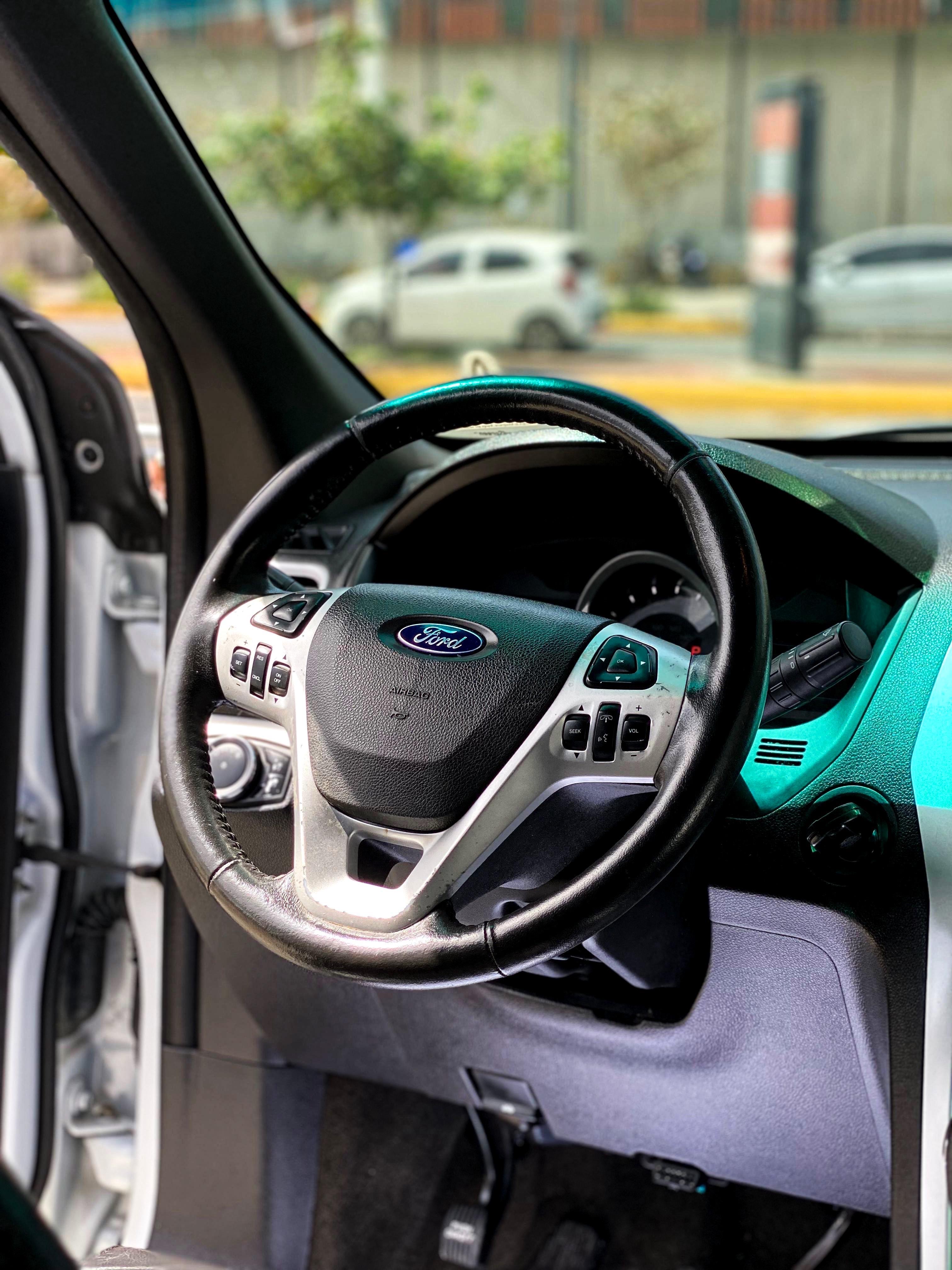 jeepetas y camionetas - Ford Explorer XLT 2015 FINANCIAMIENTO DISPONIBLE NO IMPORTA EL CRÉDITO  4