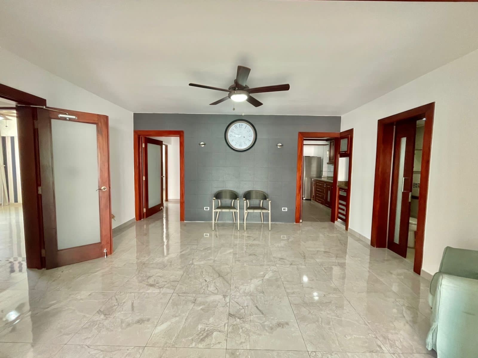 apartamentos - EVARISTO MORALES APTO EN VENTA DE 3 HABITACIONES CON BAÑO 2 PARQUEOS 2