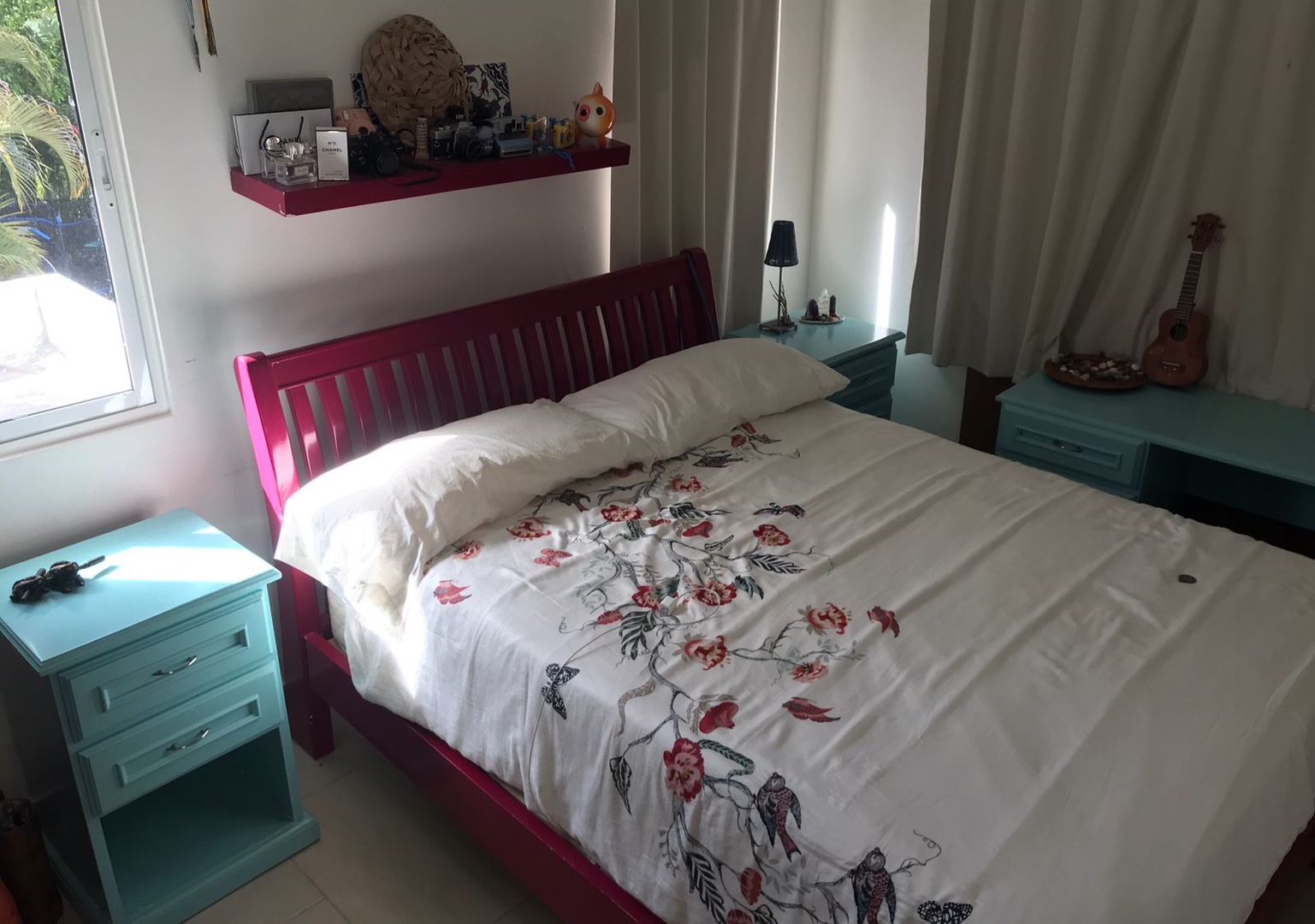 muebles y colchones - Juego de cama, 2 mesitas de noche mas mesa tipo escritorio.  2