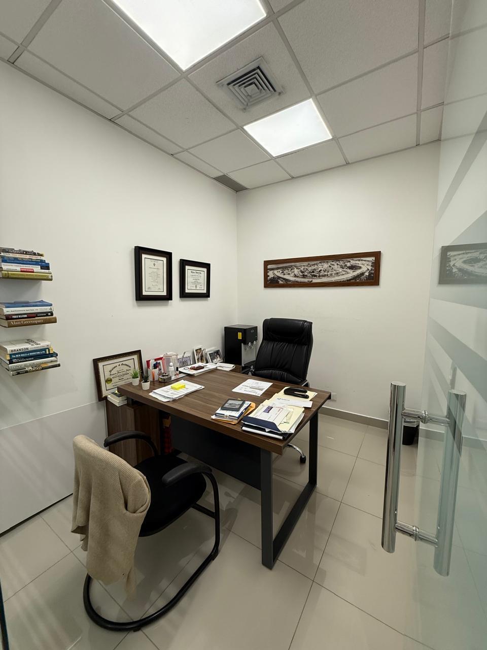 oficinas y locales comerciales - Local en Plaza de Viejo Arroyo Hondo con 6 Parqueo 2