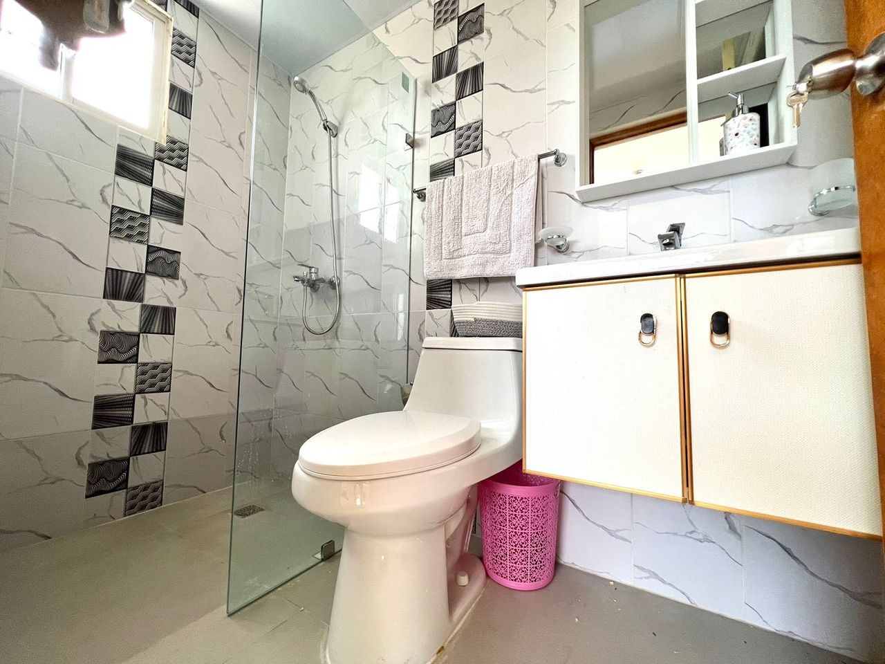 apartamentos - BOCA CHICA PRIMER PISO 20MIL
3 HAB 2 BAÑOS PARQUEO Y PATIO 6