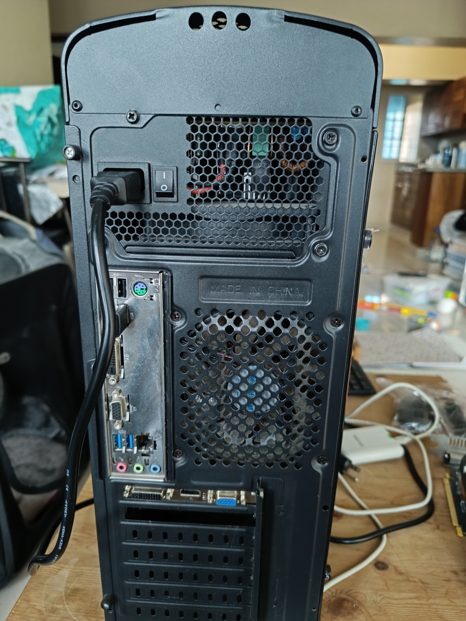 computadoras y laptops - Desktop MSI MS-7996 PC i7-7700 3.60G 16GB SSD 256 1