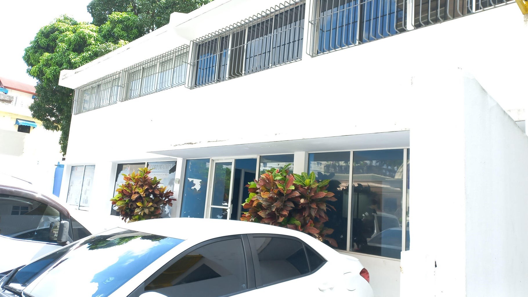 oficinas y locales comerciales - Local comercial con 6 estacionamientos. Amplias áreas internas 0