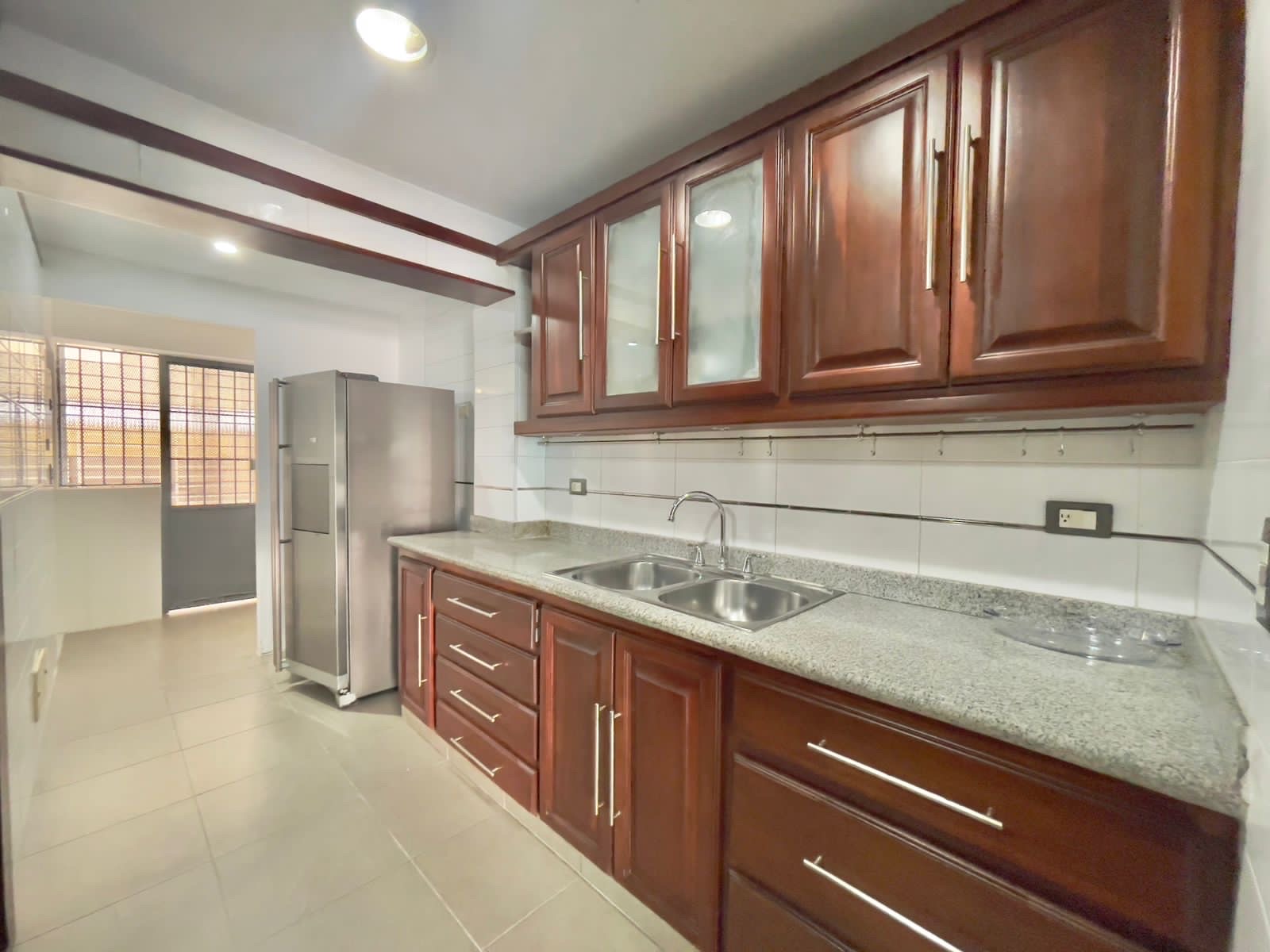 apartamentos - EVARISTO MORALES APTO EN VENTA DE 3 HABITACIONES CON BAÑO 2 PARQUEOS 4