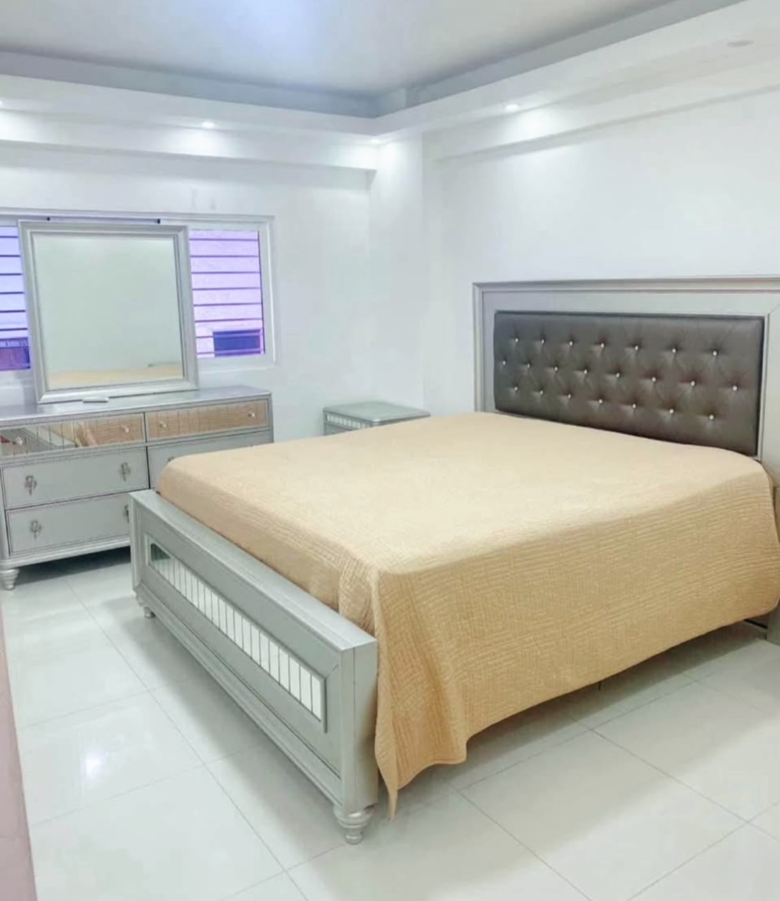 muebles y colchones - Vendo juego de habitación cama King  3