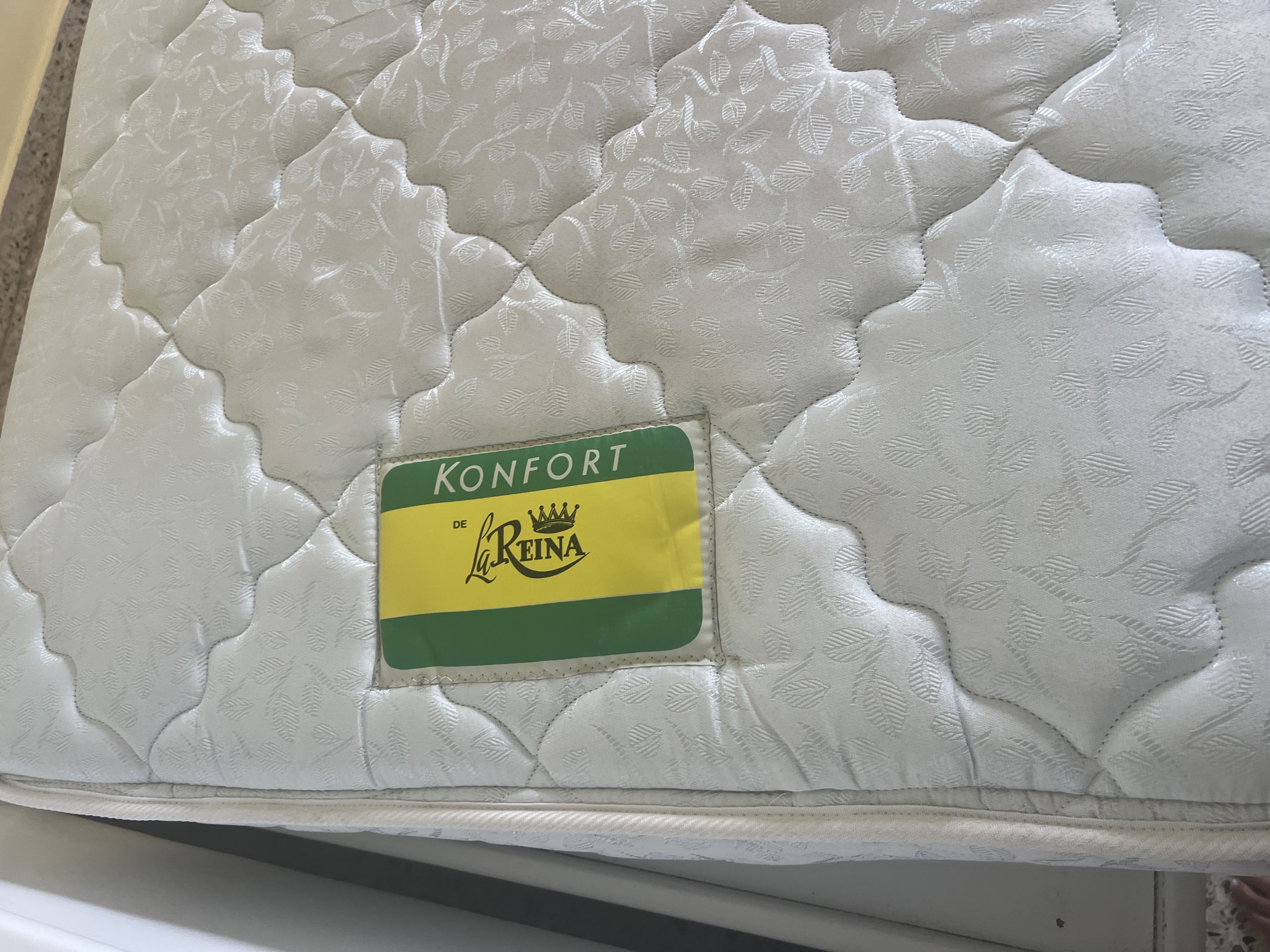 muebles y colchones - Cama Twin con colchón nuevo  2