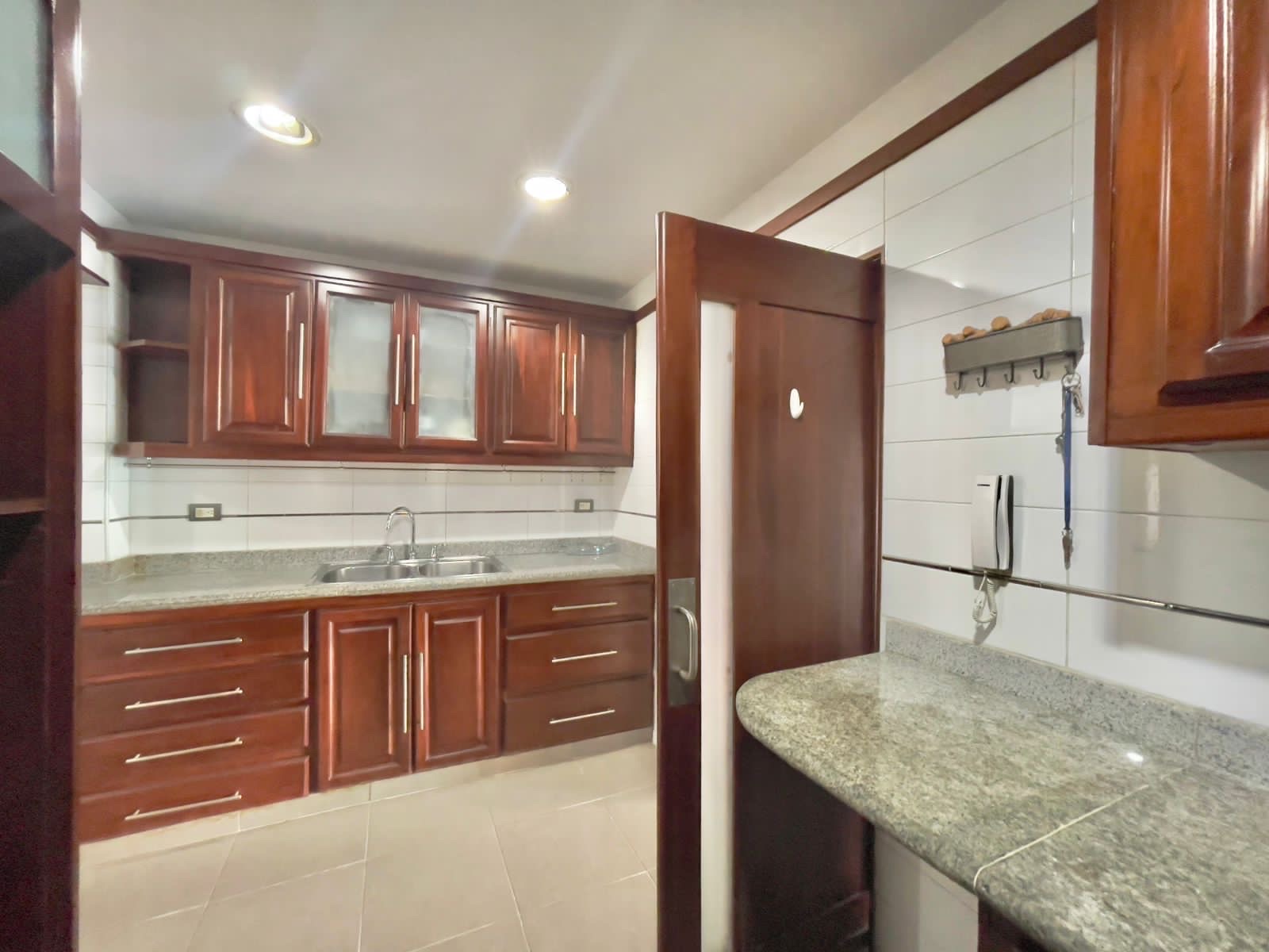apartamentos - EVARISTO MORALES APTO EN VENTA DE 3 HABITACIONES CON BAÑO 2 PARQUEOS 5