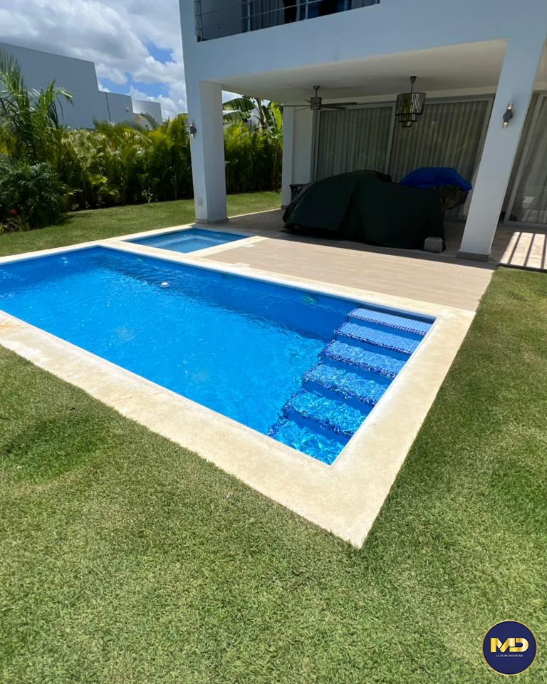 casas vacacionales y villas - Se Vende villa Amueblada, con terraza y piscina con Jacuzzi ubicada en La Romana 9