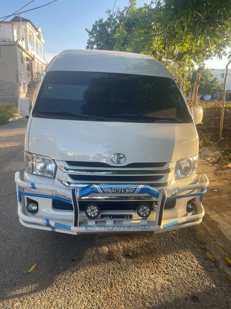 jeepetas y camionetas - Toyota haice 2017 techo alto 
 2