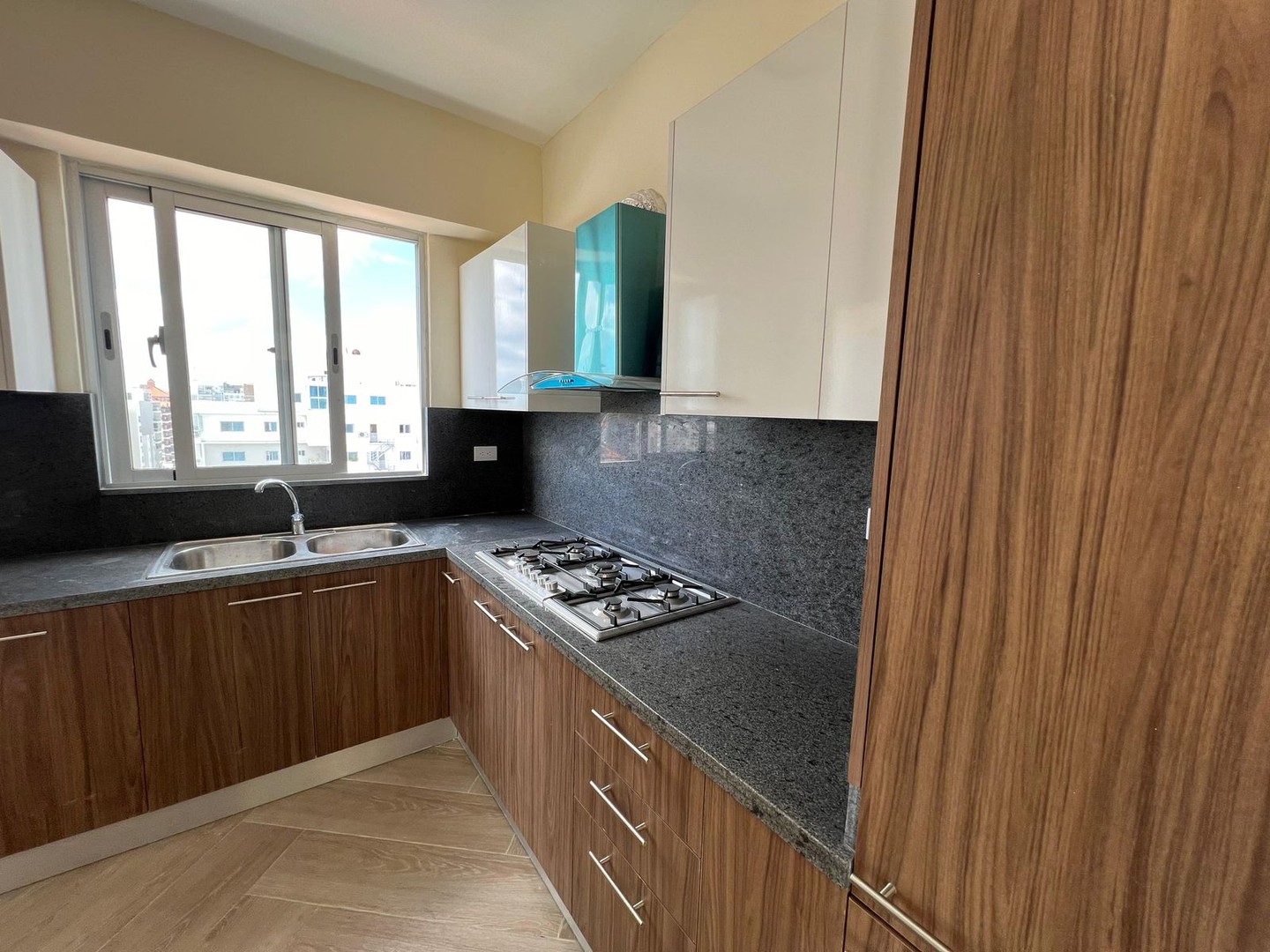 apartamentos - Apartamento nuevo en El Evaristo Morales Con Linea Blanca Disponible  4