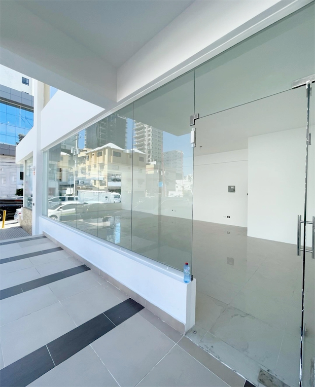 oficinas y locales comerciales - Local céntrico en Piantini  2