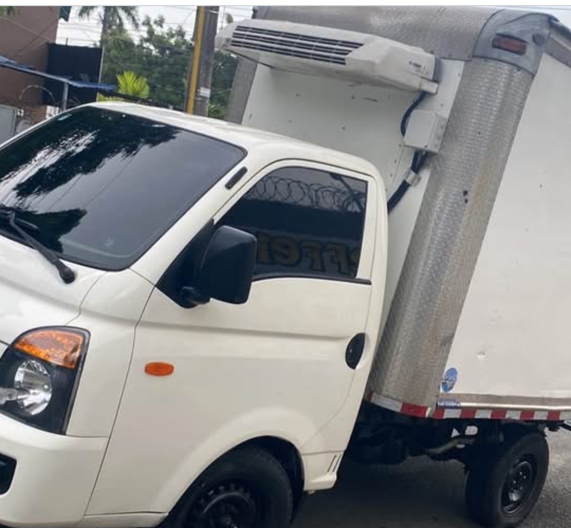 jeepetas y camionetas - Hiunday H-100 año 2016 negociable  3