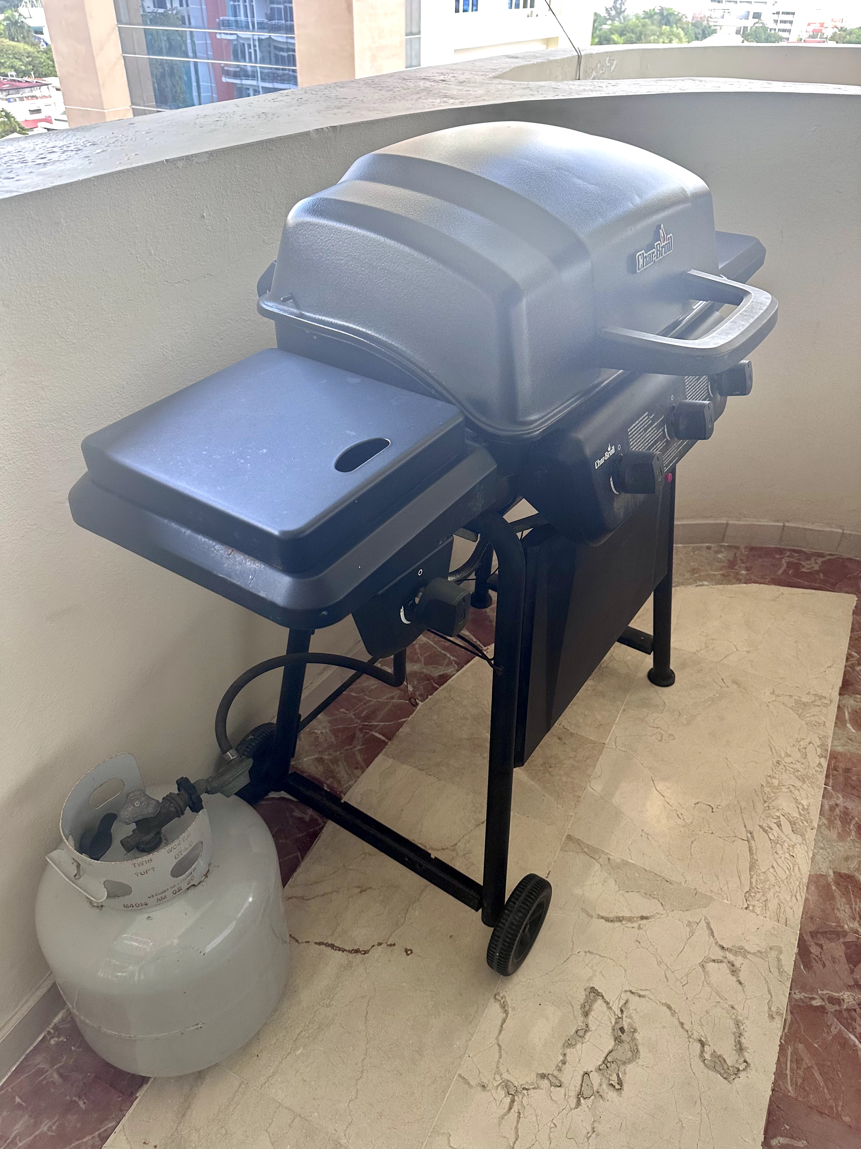 cocina - BARBECUE con tanque de gas marca Charbroil 0