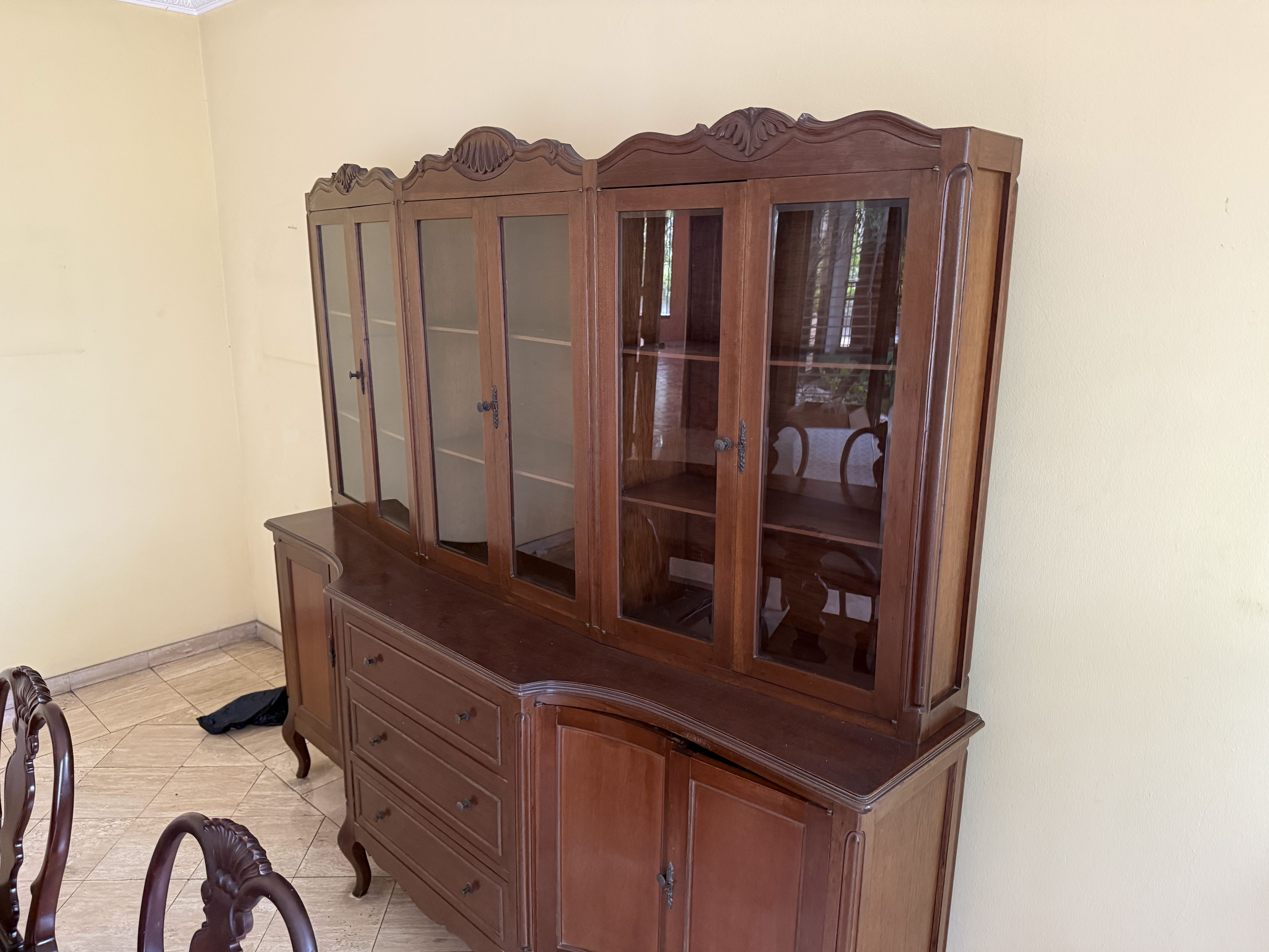 muebles y colchones - Juego de comedor (6 sillas) + credenza con vitrina 2