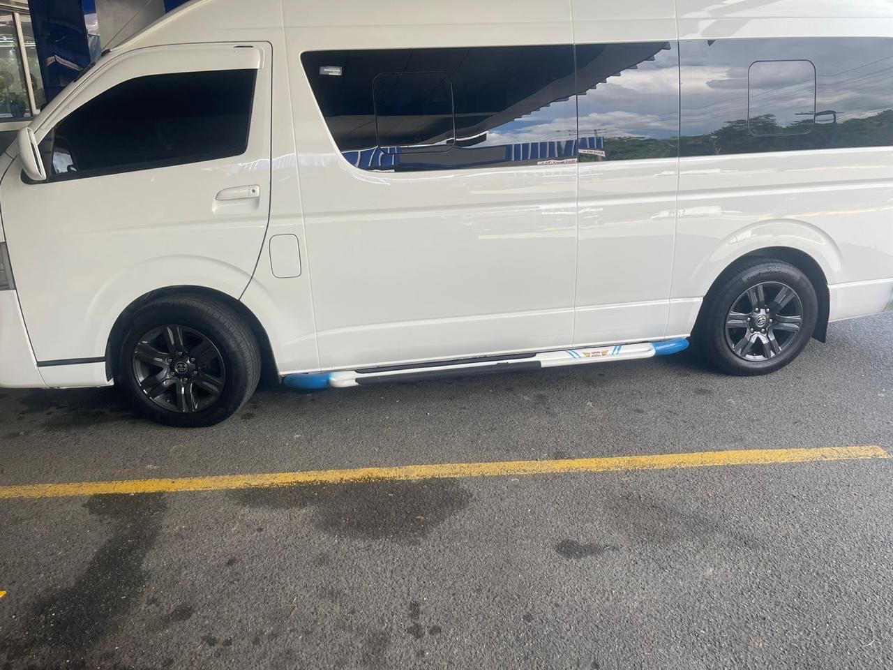 jeepetas y camionetas - Toyota haice 2017 techo alto 
 3
