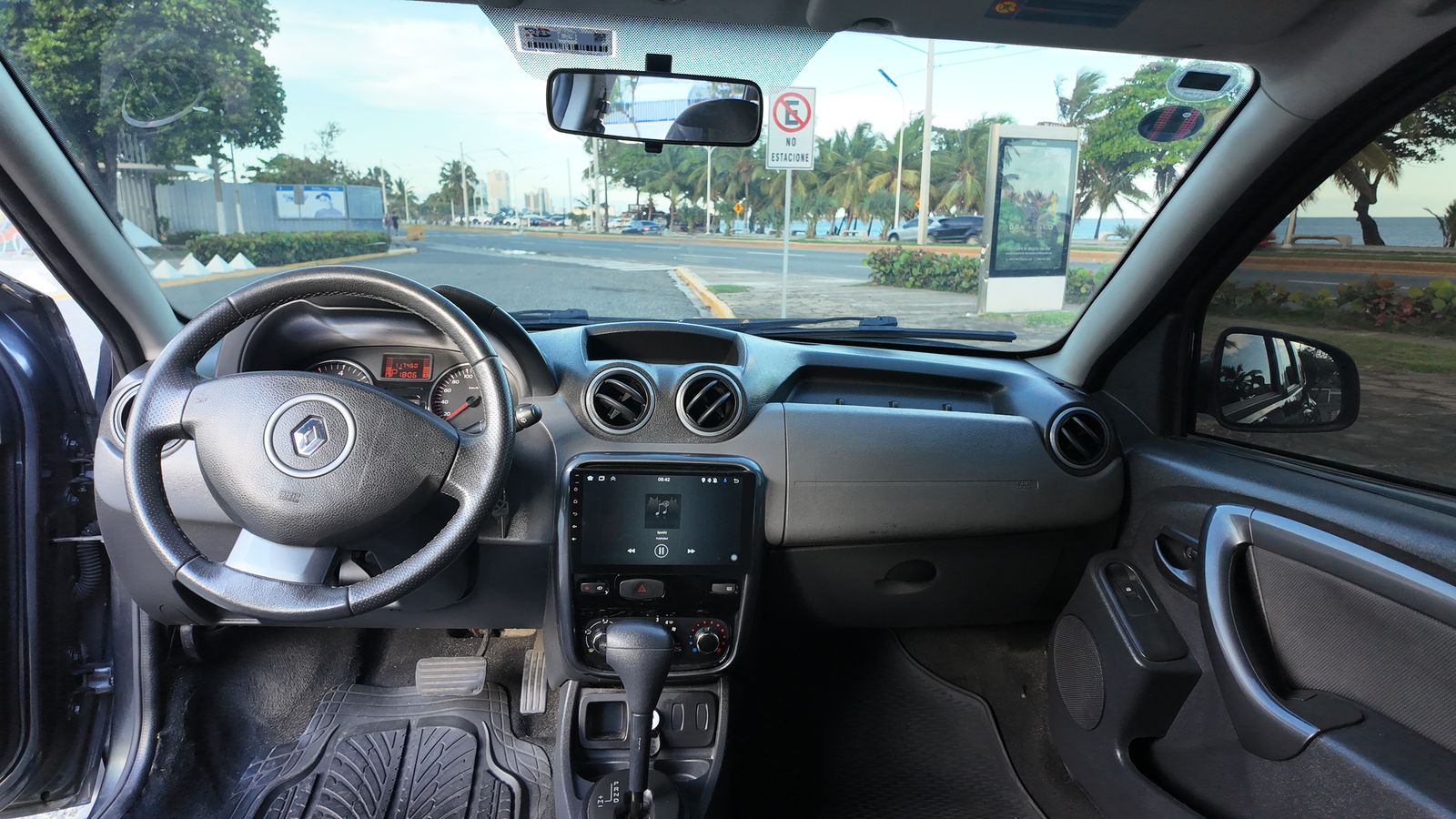 jeepetas y camionetas - Renault Duster 2015 automática en excelente estado 8