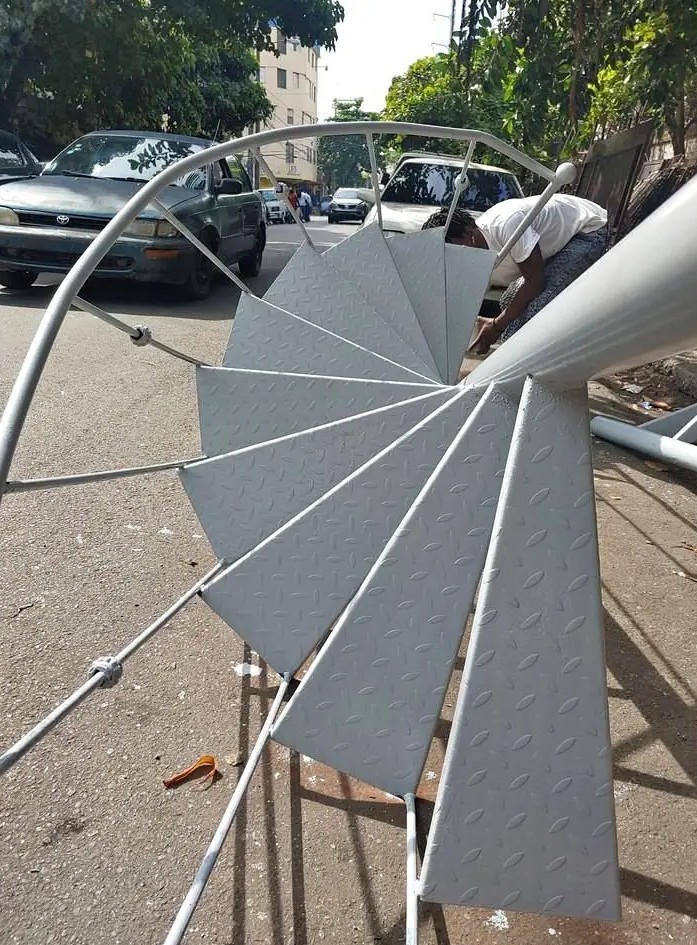 herramientas, jardines y exterior - Gran oferta de escalera de caracol totalmente nuevas somos fabricantes  0