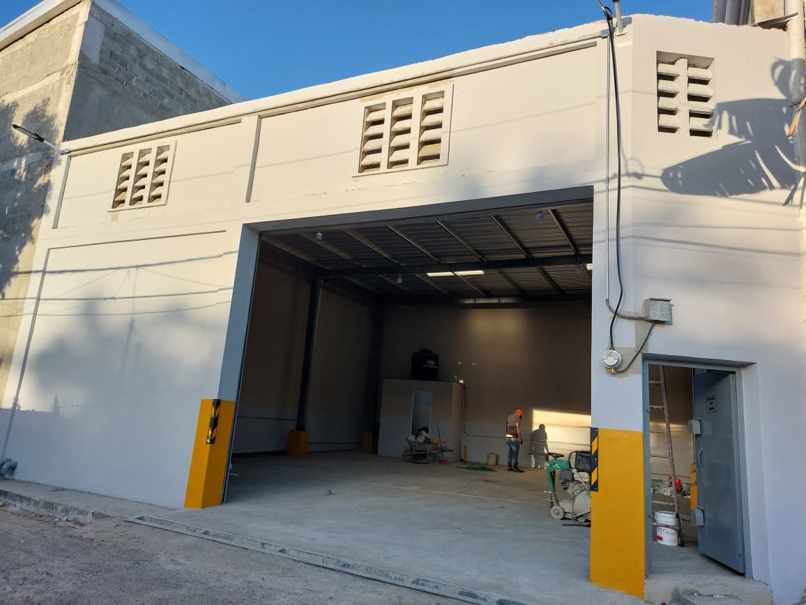 oficinas y locales comerciales - Nave  industrial en Herrera a dos esquina de la Lu