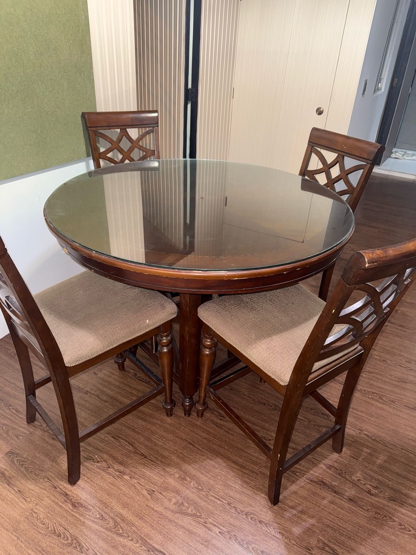 muebles y colchones - Comedor de 4 sillas, tope de cristal alto en buenas condiciones  1