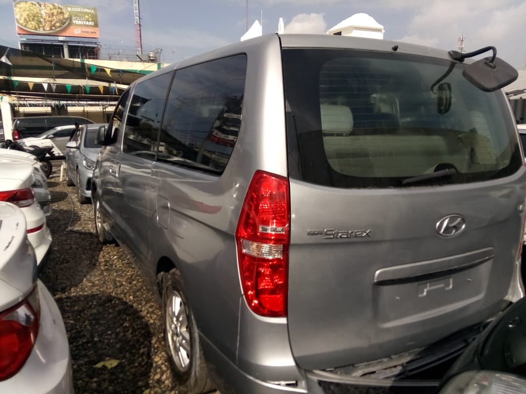 jeepetas y camionetas - HYUNDAI STAREX 2018 GRIS 5