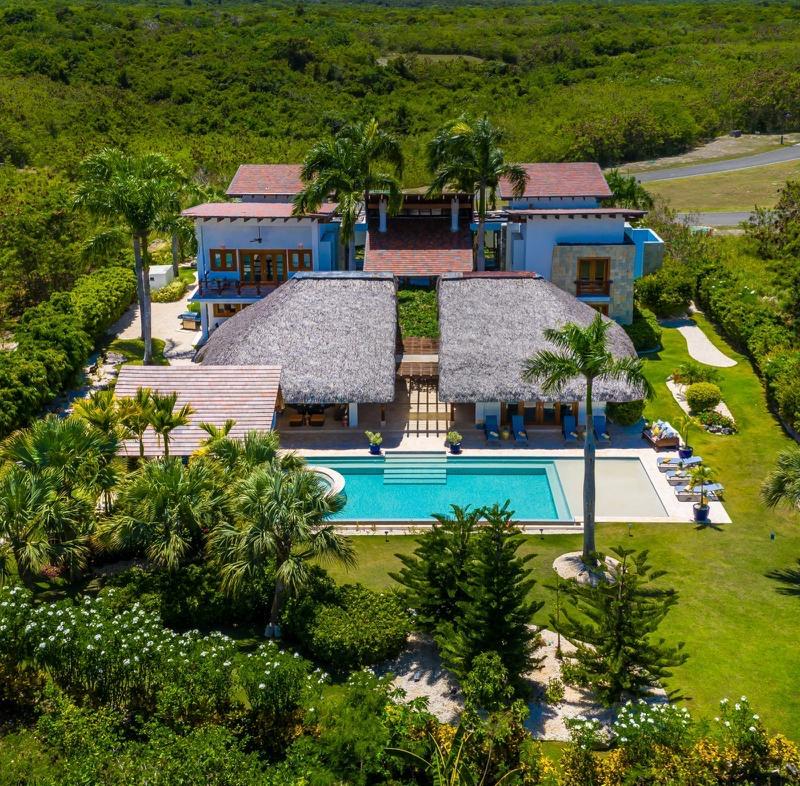 casas vacacionales y villas - Hermosa villa disponible para venta, Ubicada en prestigiosa zona de Cap Cana. 0