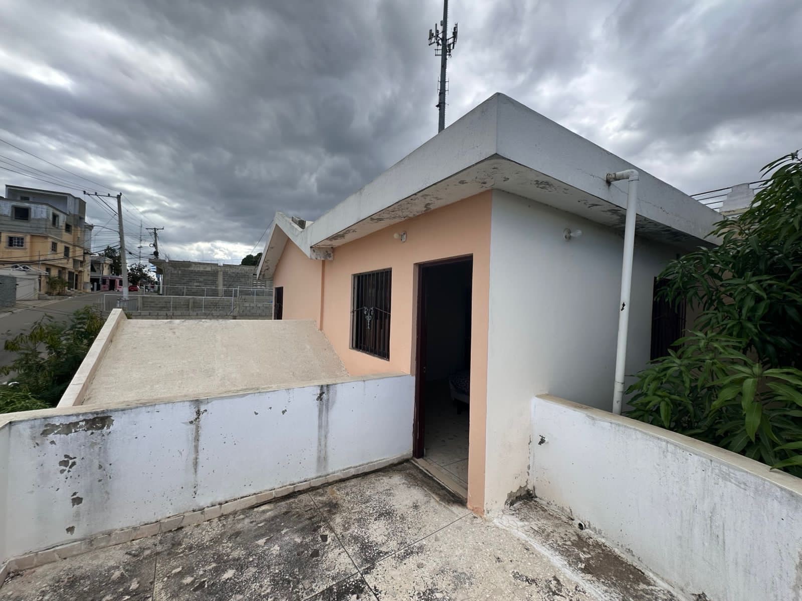 casas - vendo hermosa casa de dos niveles en reparto Peralta bella vista,de oportunidad  5