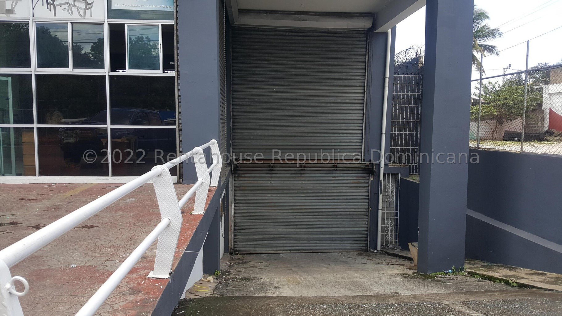 oficinas y locales comerciales - Local Comercial de 300 mt2  de Dos Niveles 2