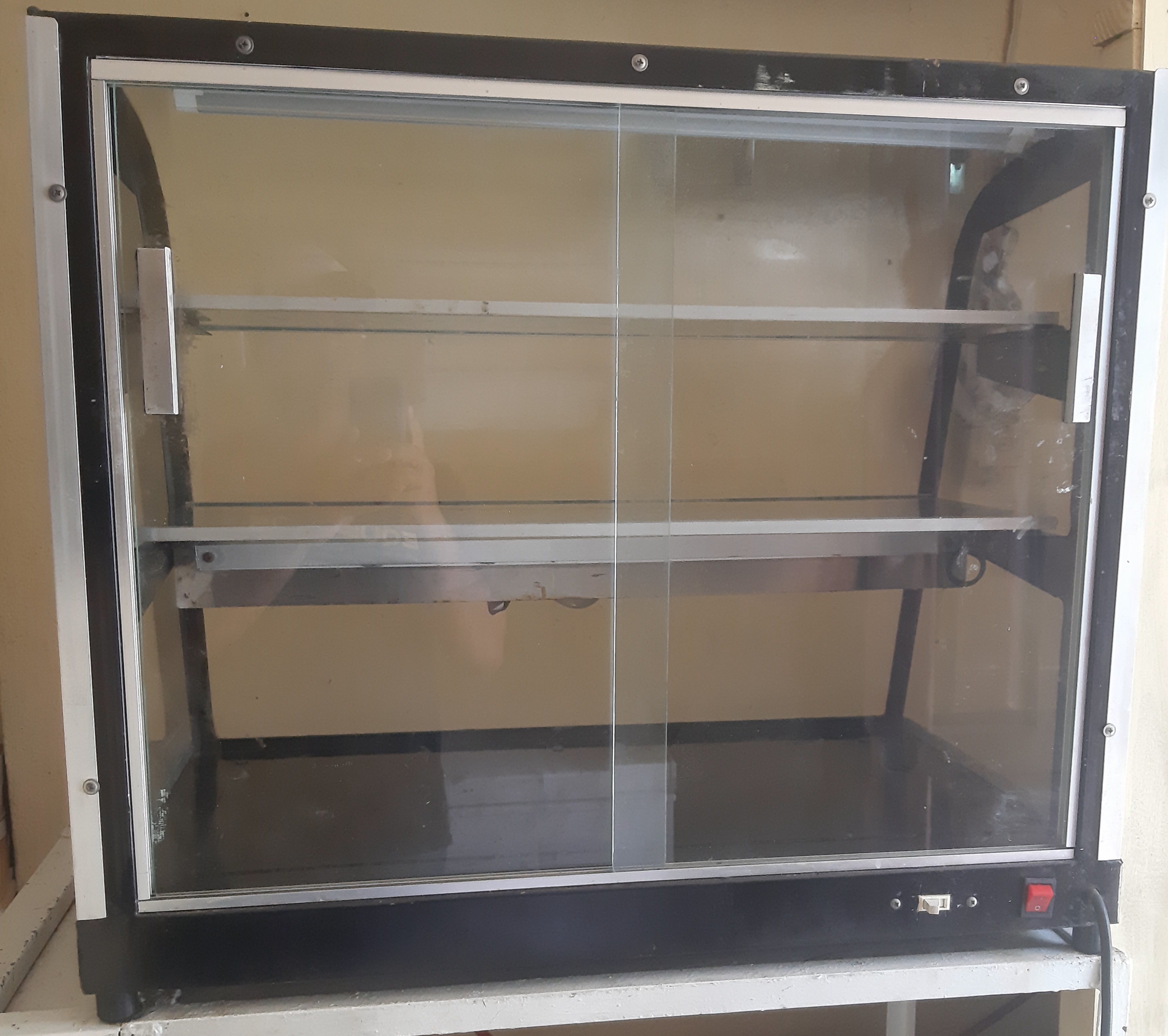 equipos profesionales - Vendo vitrina Caliente tipo curvo precio $14,000 negociable  1
