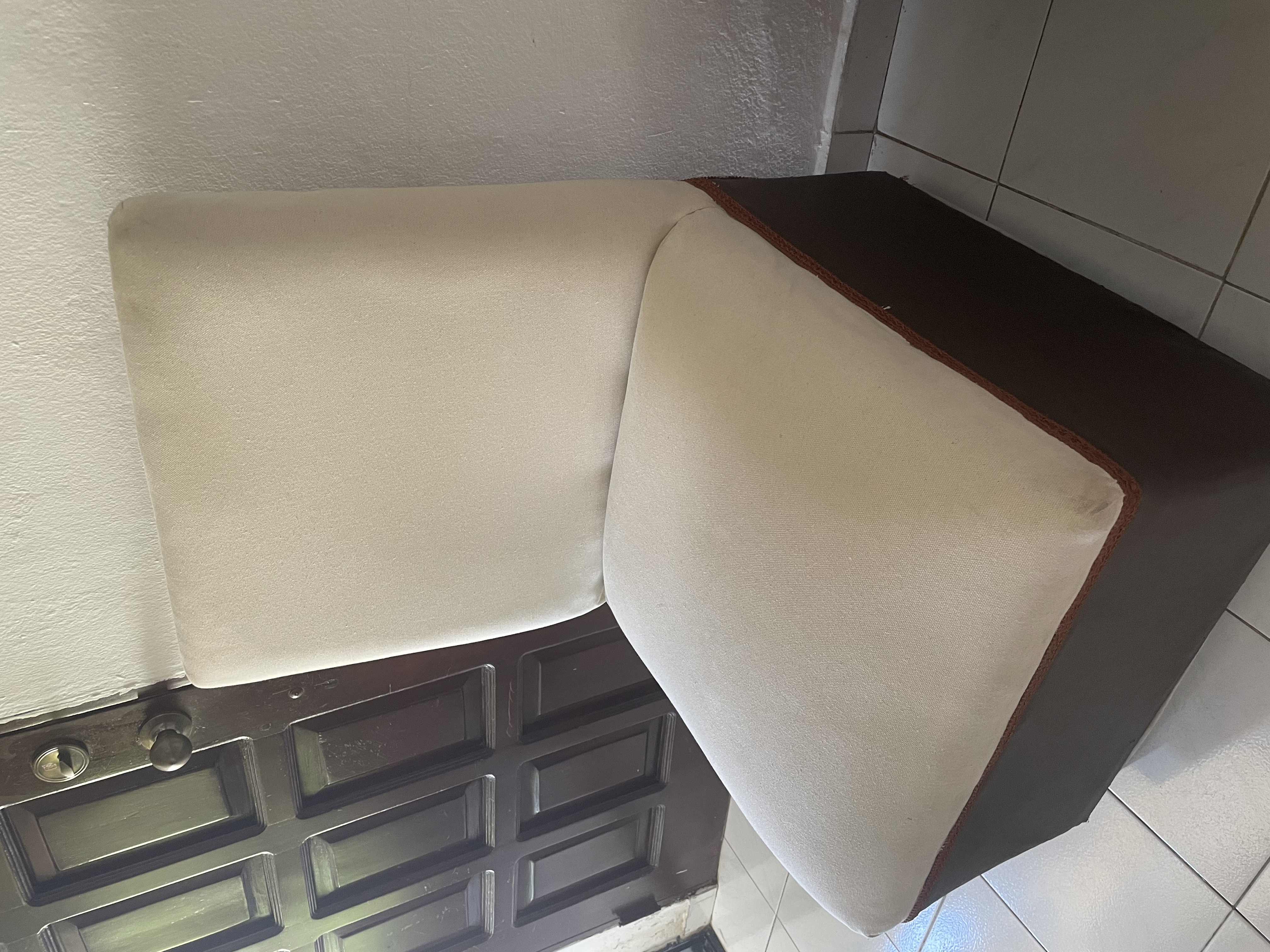 muebles y colchones - 2 butacas crema y marron. 7500 ambas 2