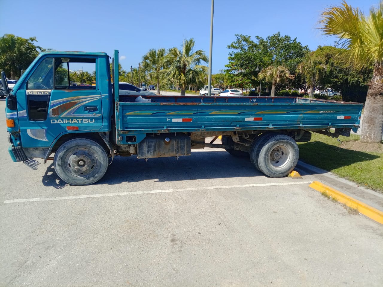 camiones y vehiculos pesados - Vendo Daihatsu Delta cama larga 4