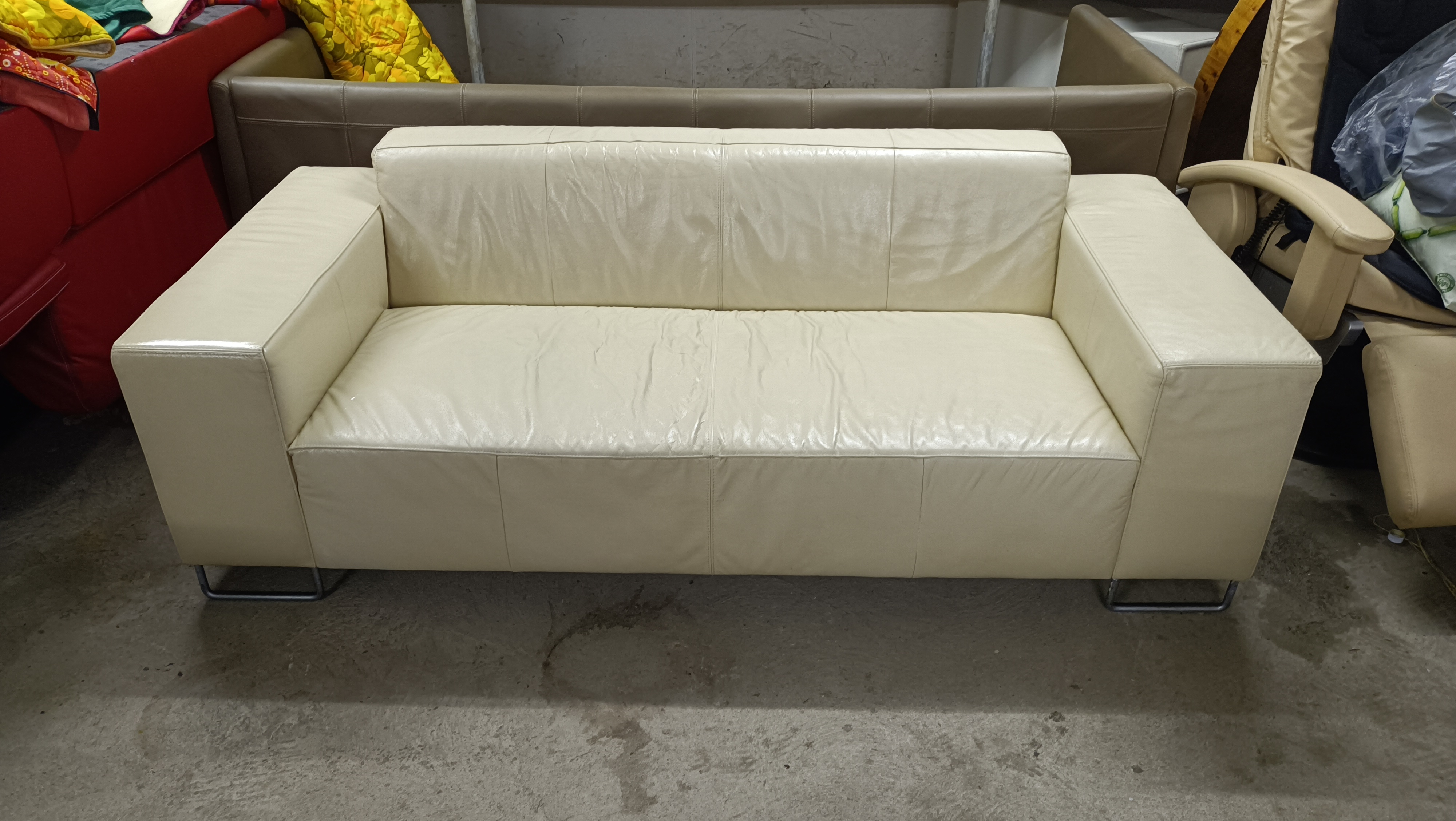 muebles y colchones - Sofá de Cuero Beige Importado de Suiza