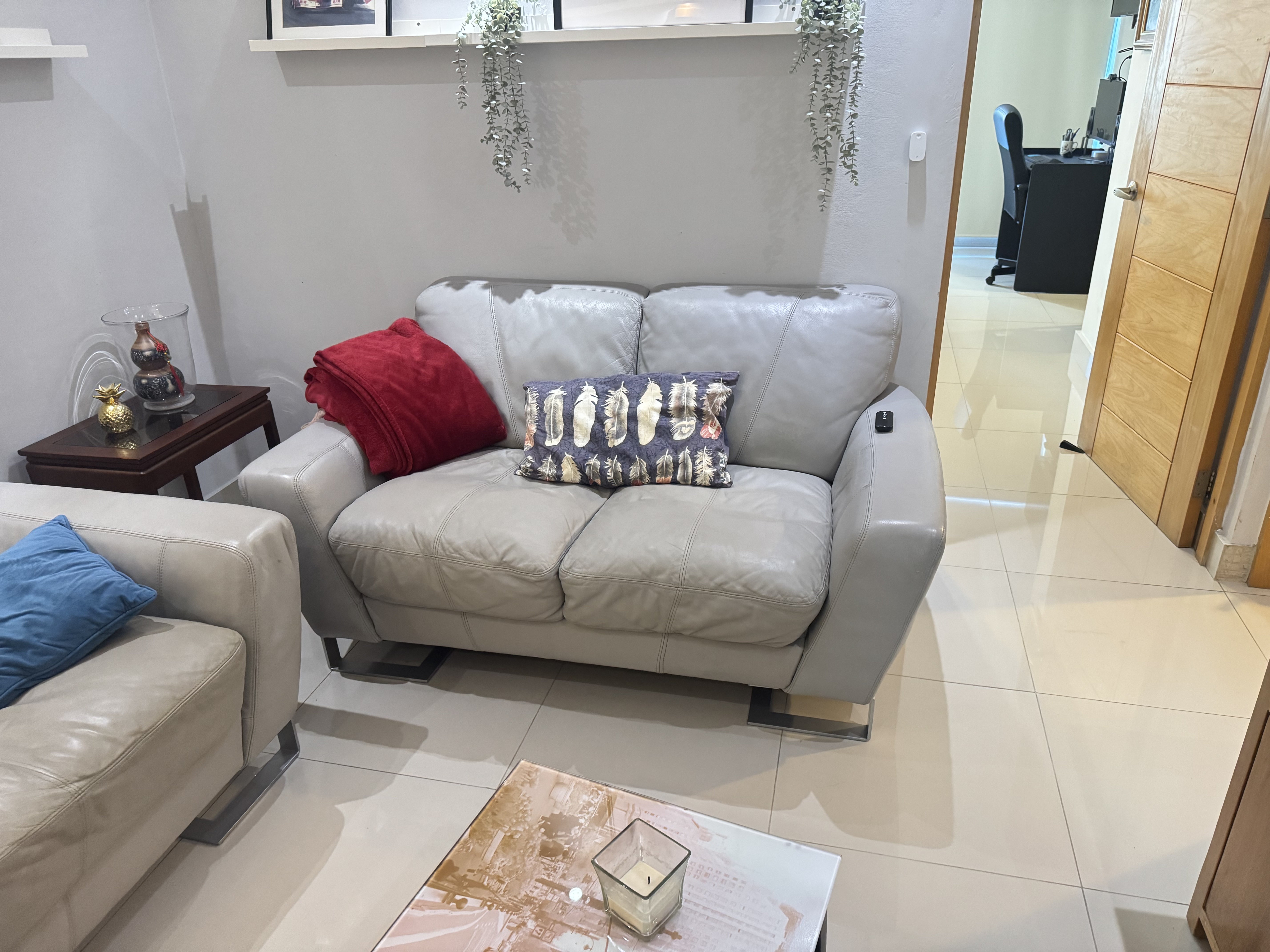muebles y colchones - sofá de piel en excelente condiciones  0