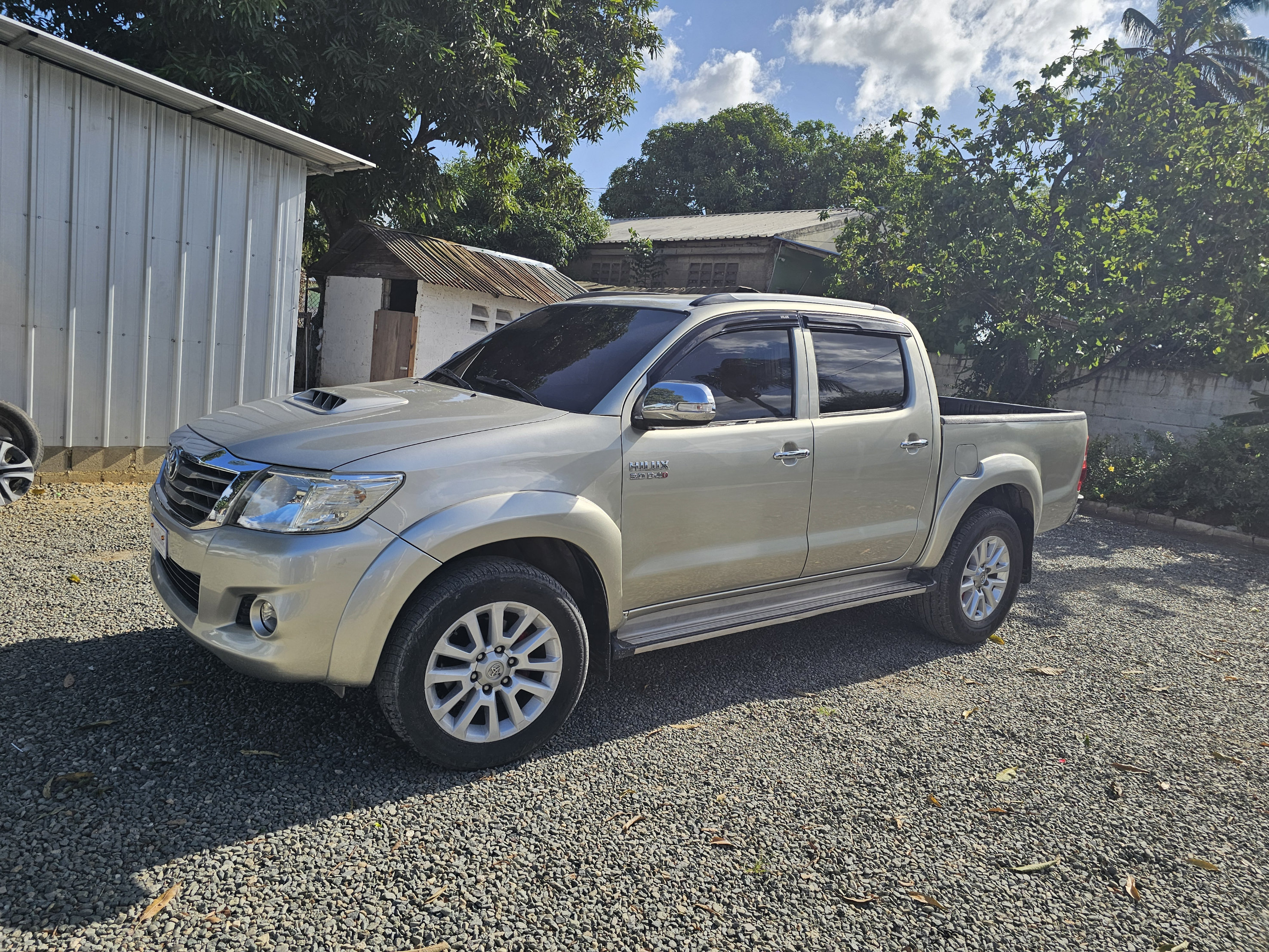 jeepetas y camionetas - Toyota hilux srv año 2013