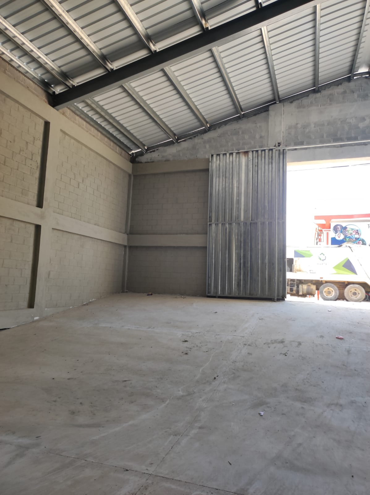oficinas y locales comerciales - Alquilo Nave industrial en la AV. Hipica  2