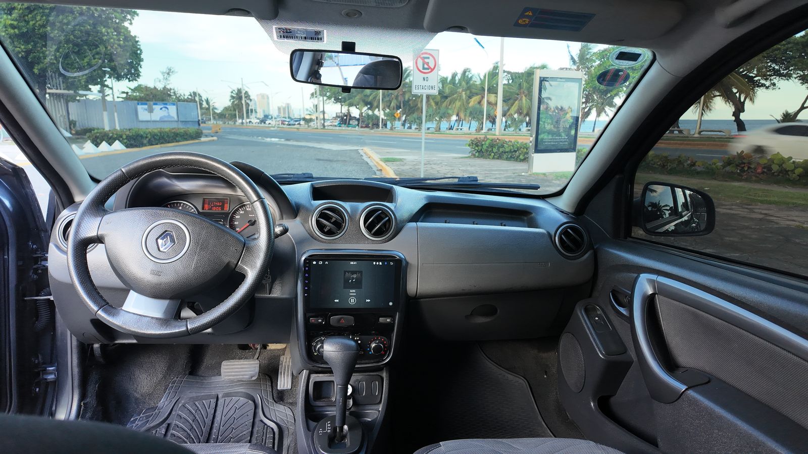 jeepetas y camionetas - Renault Duster 2015 automática en excelente estado 7