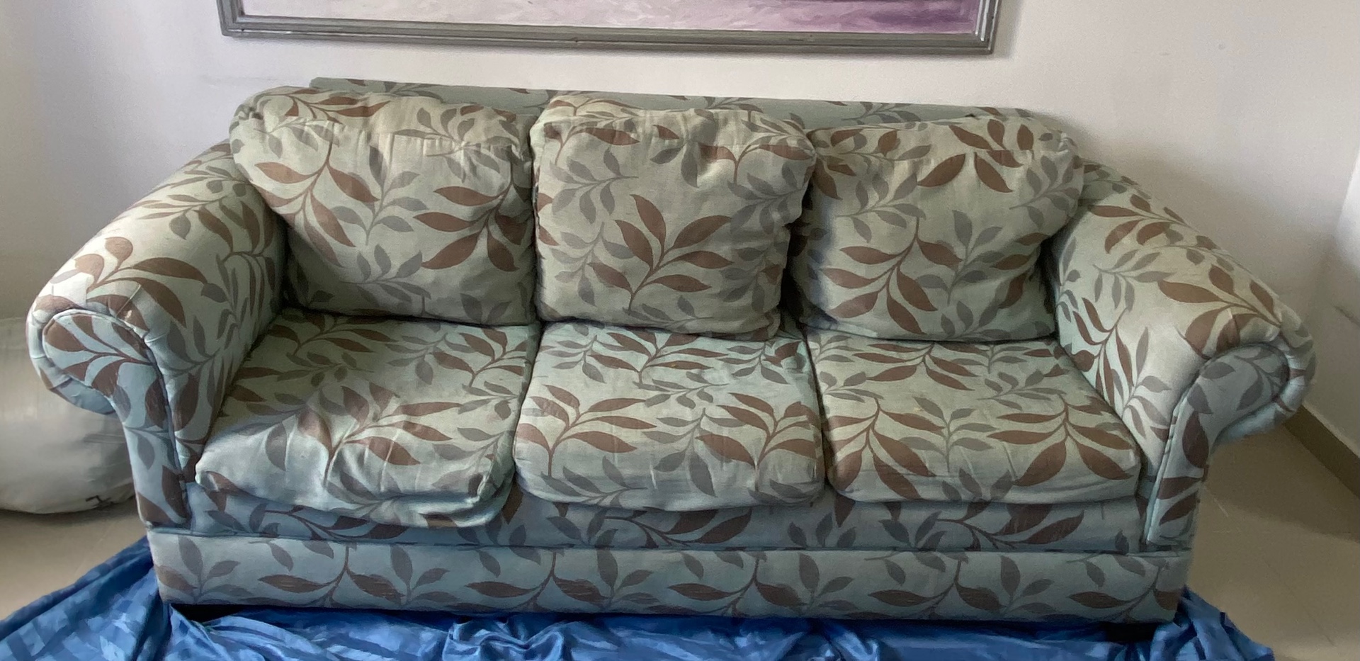 muebles y colchones - Juego de 2 sofa, uno de tres y uno de dos más mesa en cristal y caoba