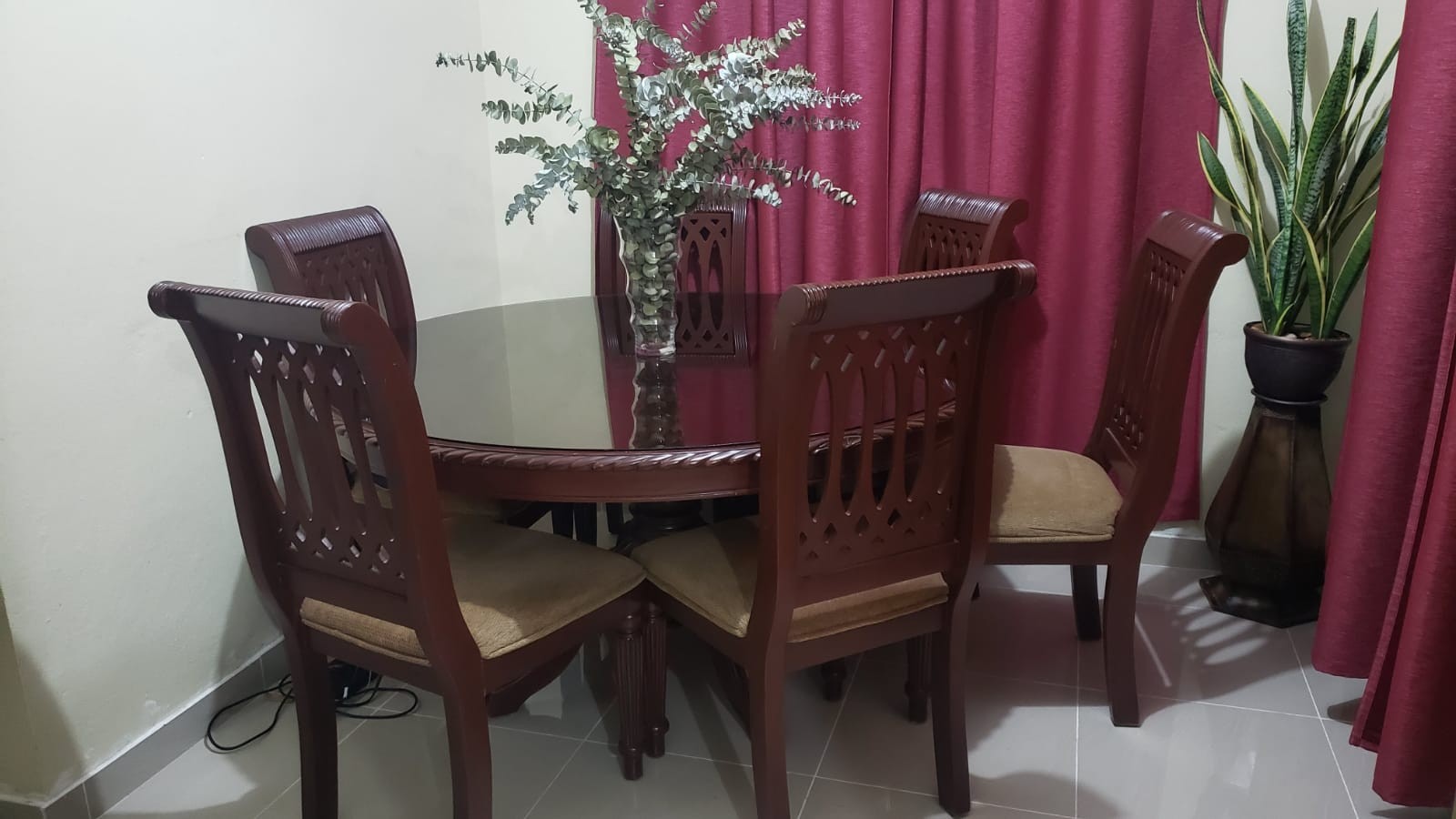 muebles y colchones - Comedor en caoba usado.