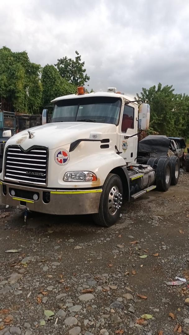 camiones y vehiculos pesados - Camión Mack  1