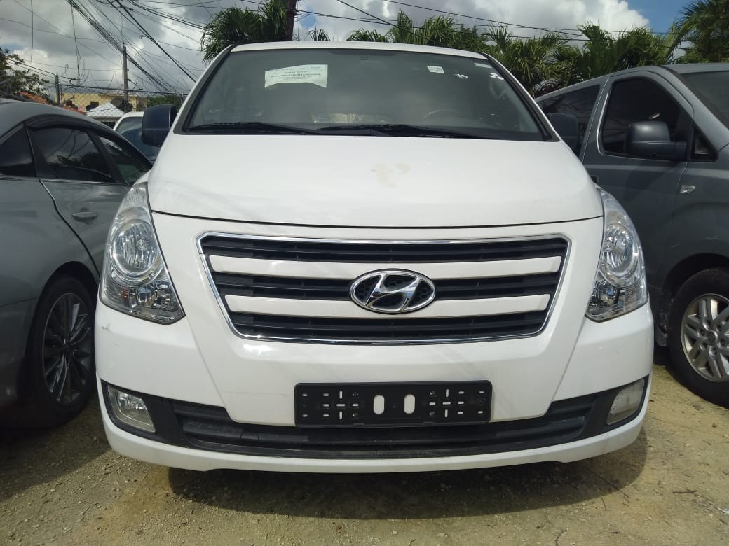 jeepetas y camionetas - HYUNDAI GRAND STAREX 2017 BLANCA 1