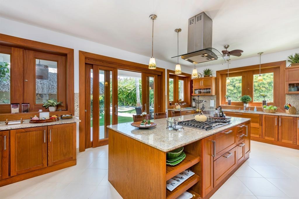 casas vacacionales y villas - Hermosa villa disponible para venta, Ubicada en prestigiosa zona de Cap Cana. 2