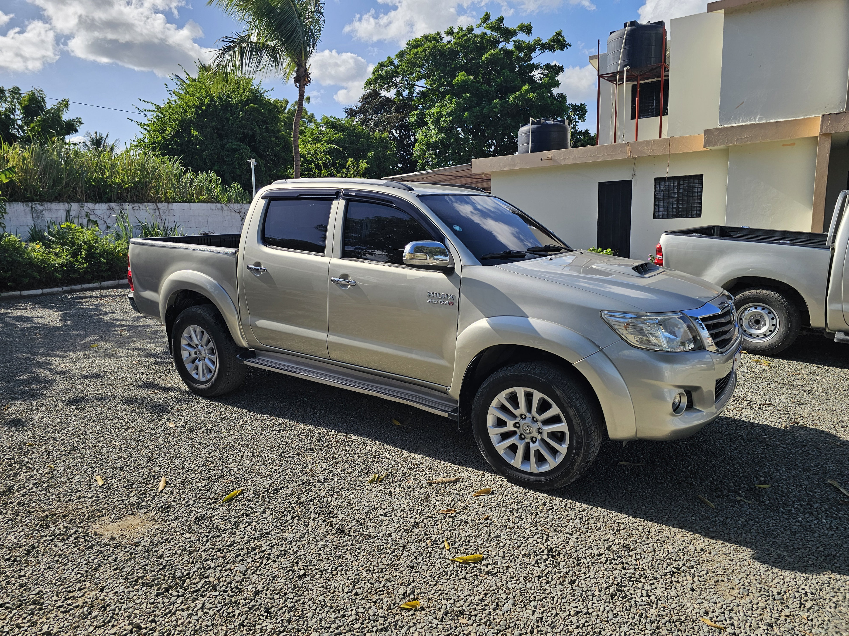jeepetas y camionetas - Toyota hilux srv año 2013 1