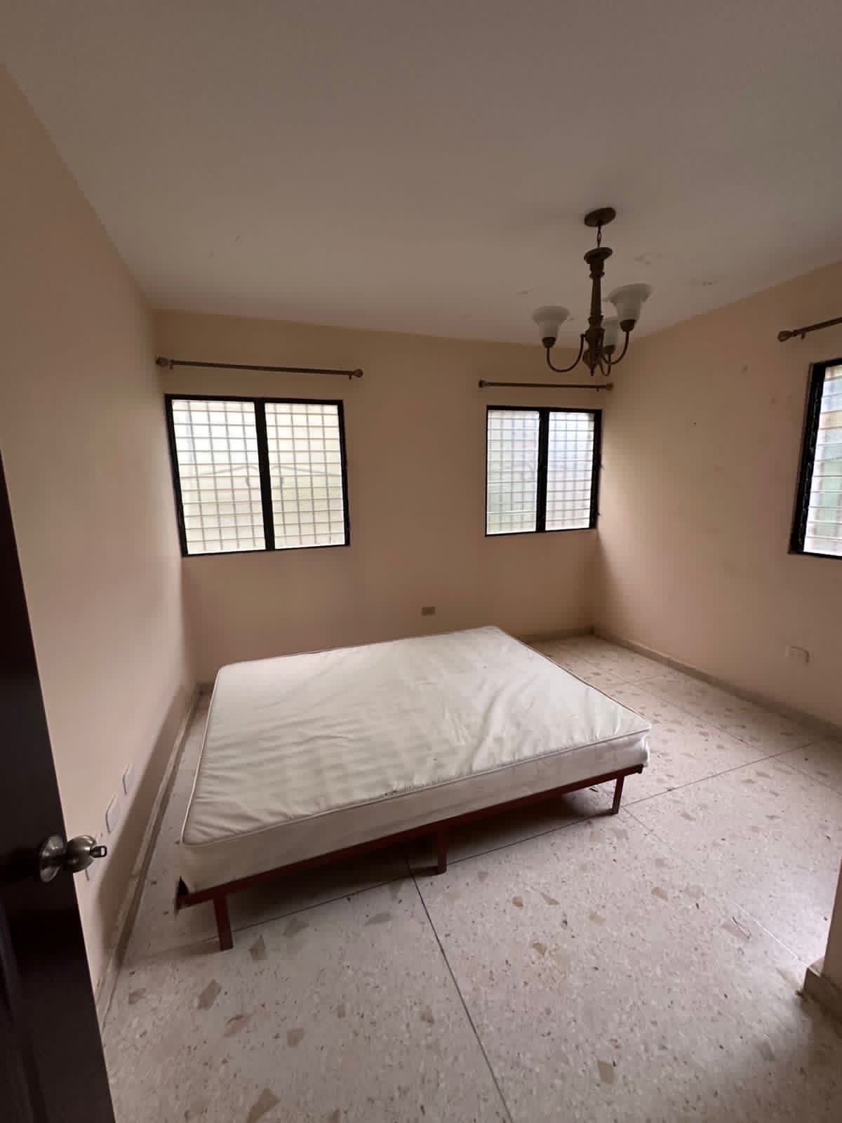 casas - vendo hermosa casa de dos niveles en reparto Peralta bella vista,de oportunidad  7