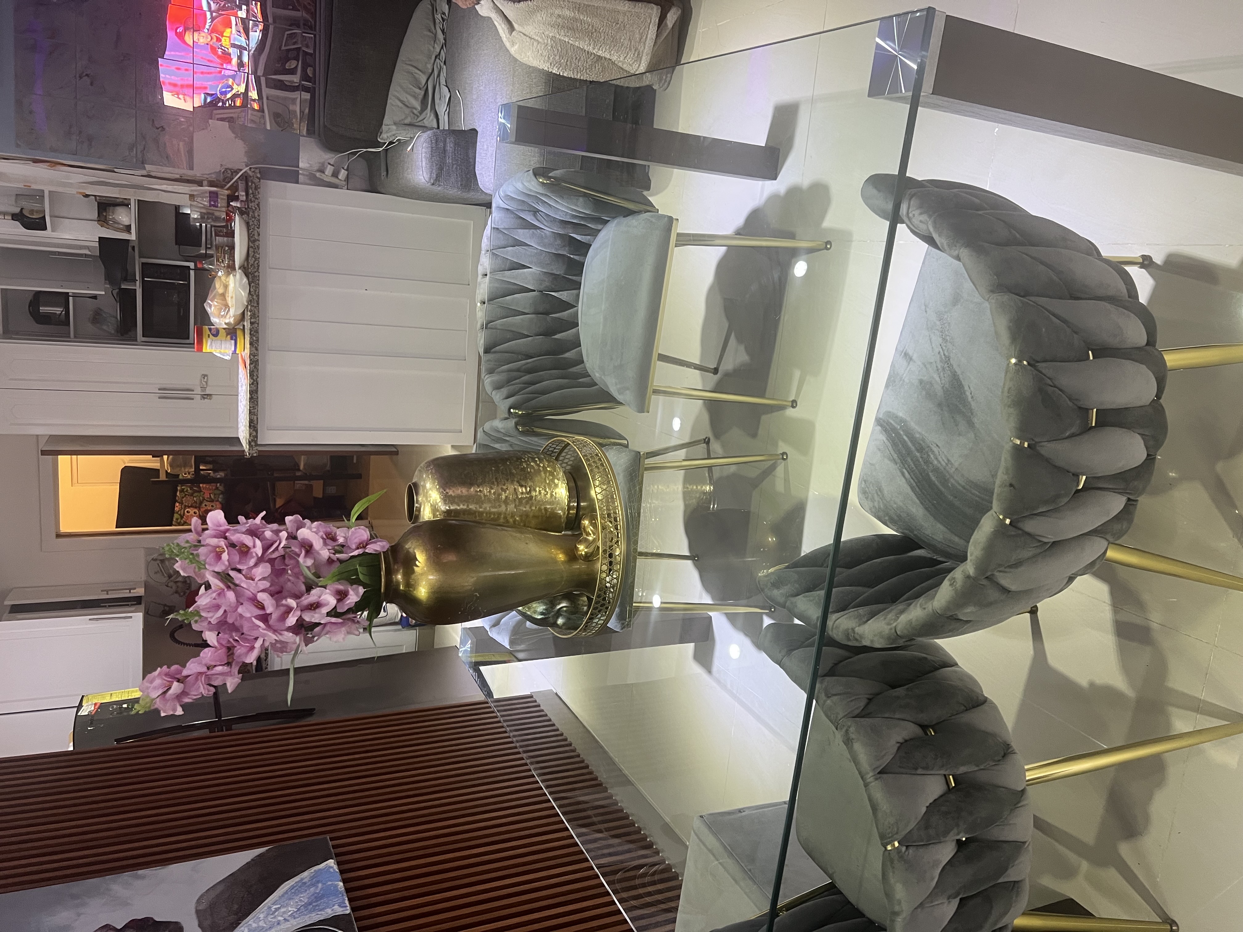 muebles y colchones - mesa de cristal san isidro 13 mil pesos  no es negociable está muy bien de preci 2