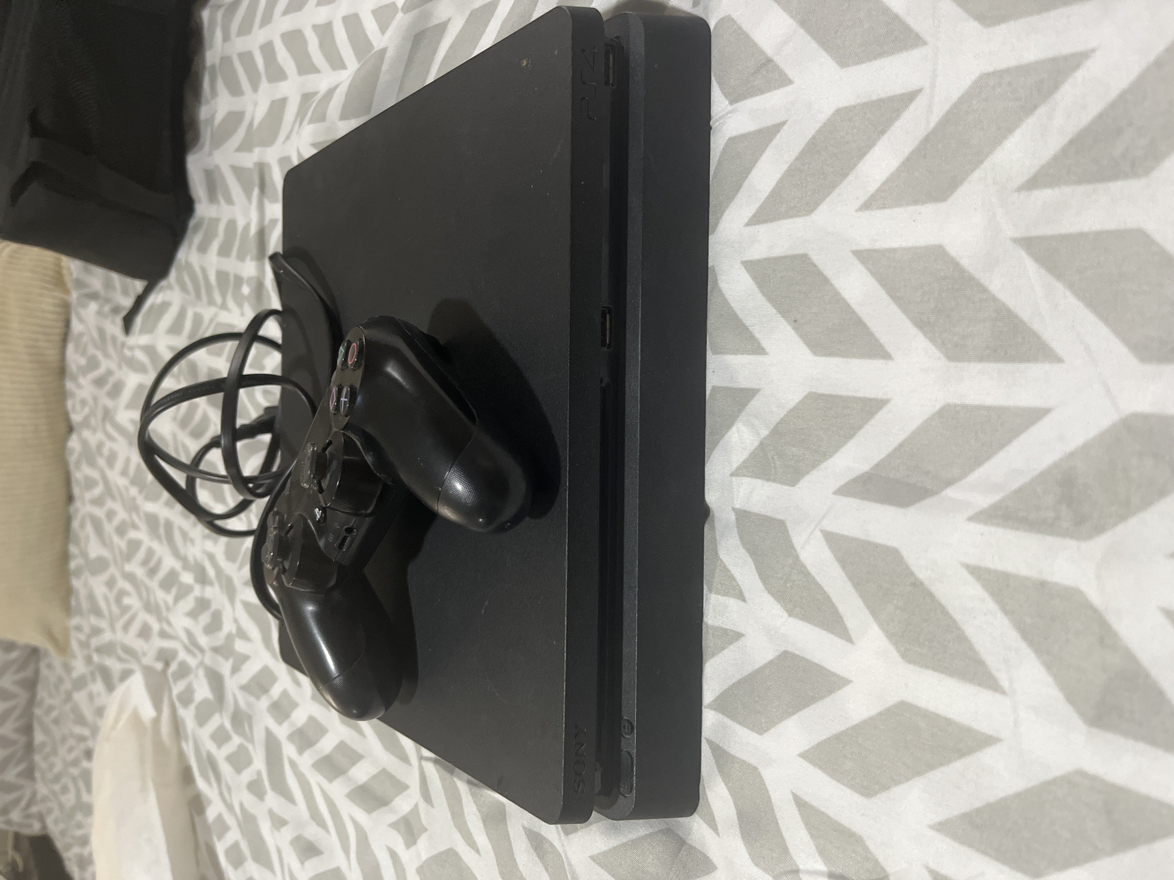 consolas y videojuegos - PS4 Slim usada, Control PS4 y fuente de alimentación 