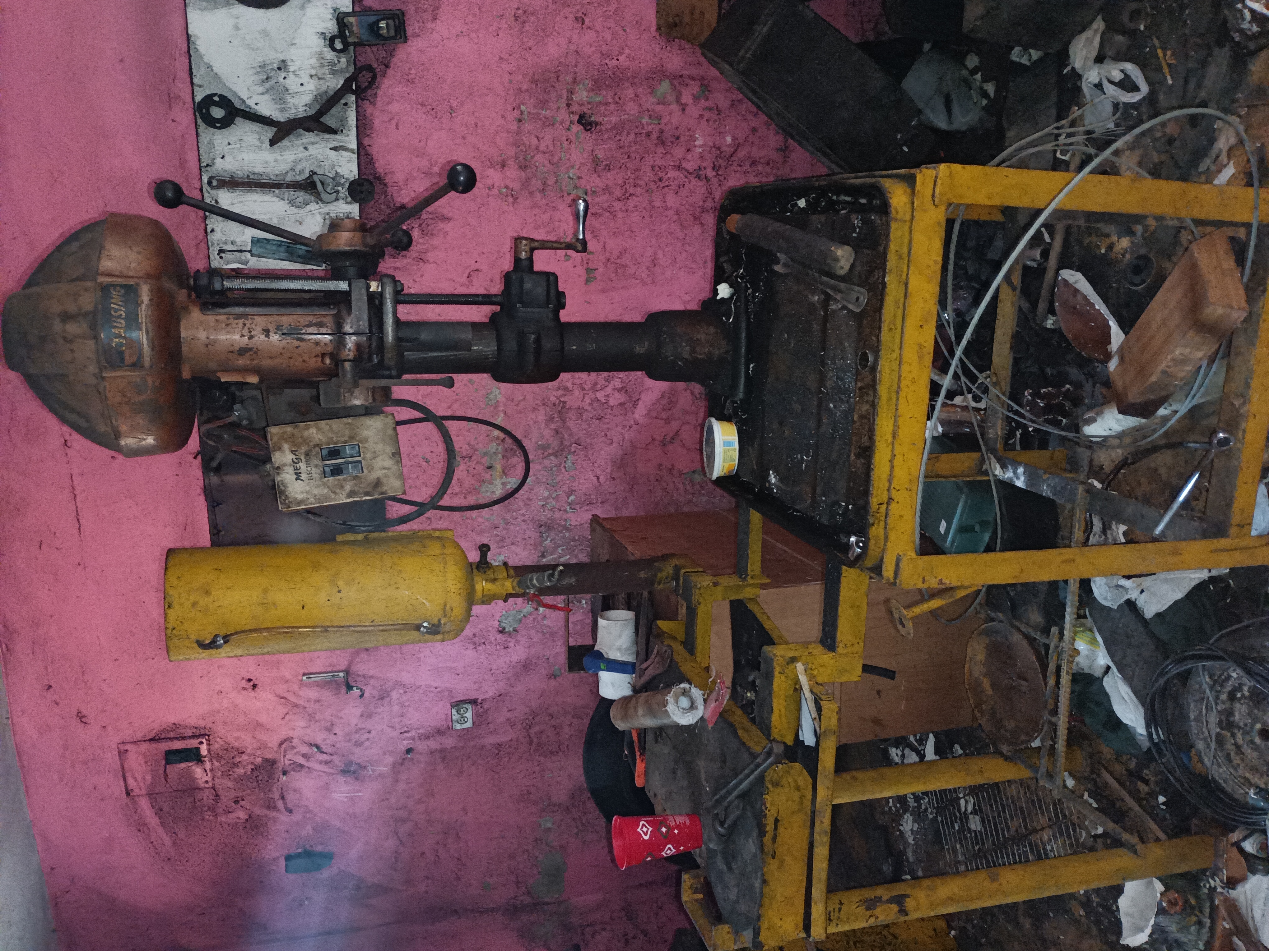 equipos profesionales - Taladro clausing industrial con su prensa