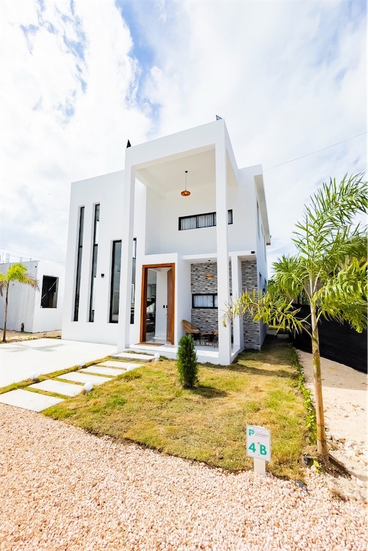 casas vacacionales y villas - Venta de Villa nueva con piscina en Bavaro punta cana zona turística 5