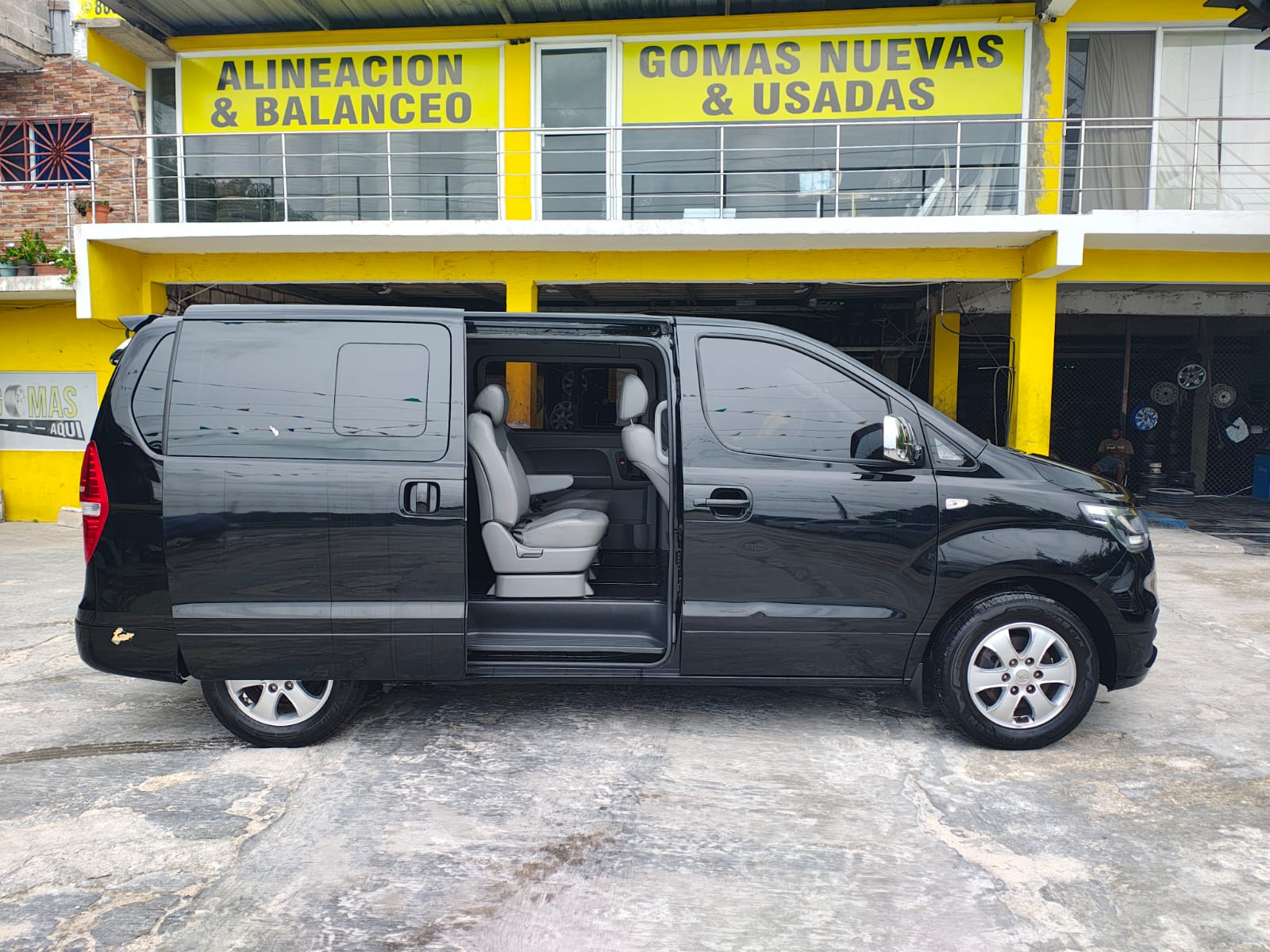 jeepetas y camionetas - HYUNDAI GRAND STAREX 2020 de GAS RECIEN IMPORTADA 0