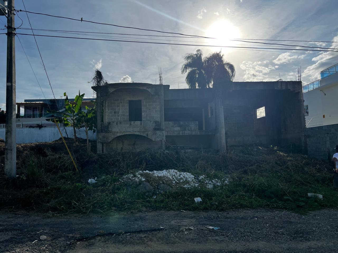 solares y terrenos - Se vende mejora con terreno en residencial cerrado 3