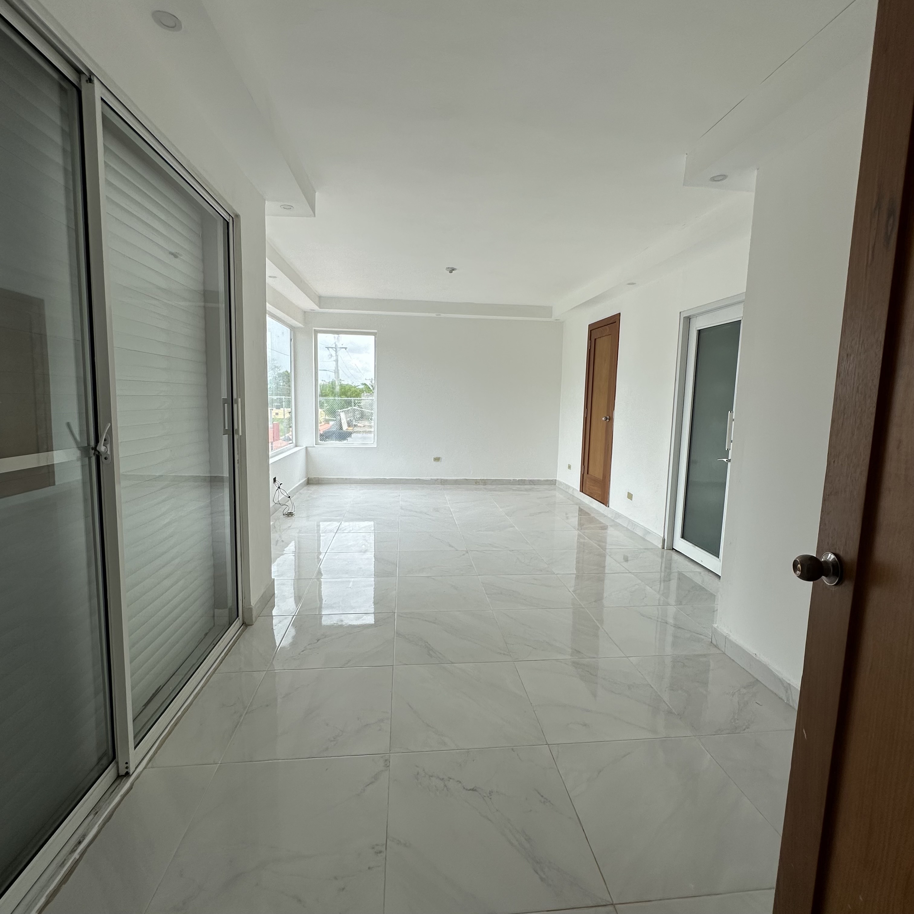 casas - Casa en alquiler de tres niveles! 🏡, Jacobo Majluta – Santo Domingo Norte.
